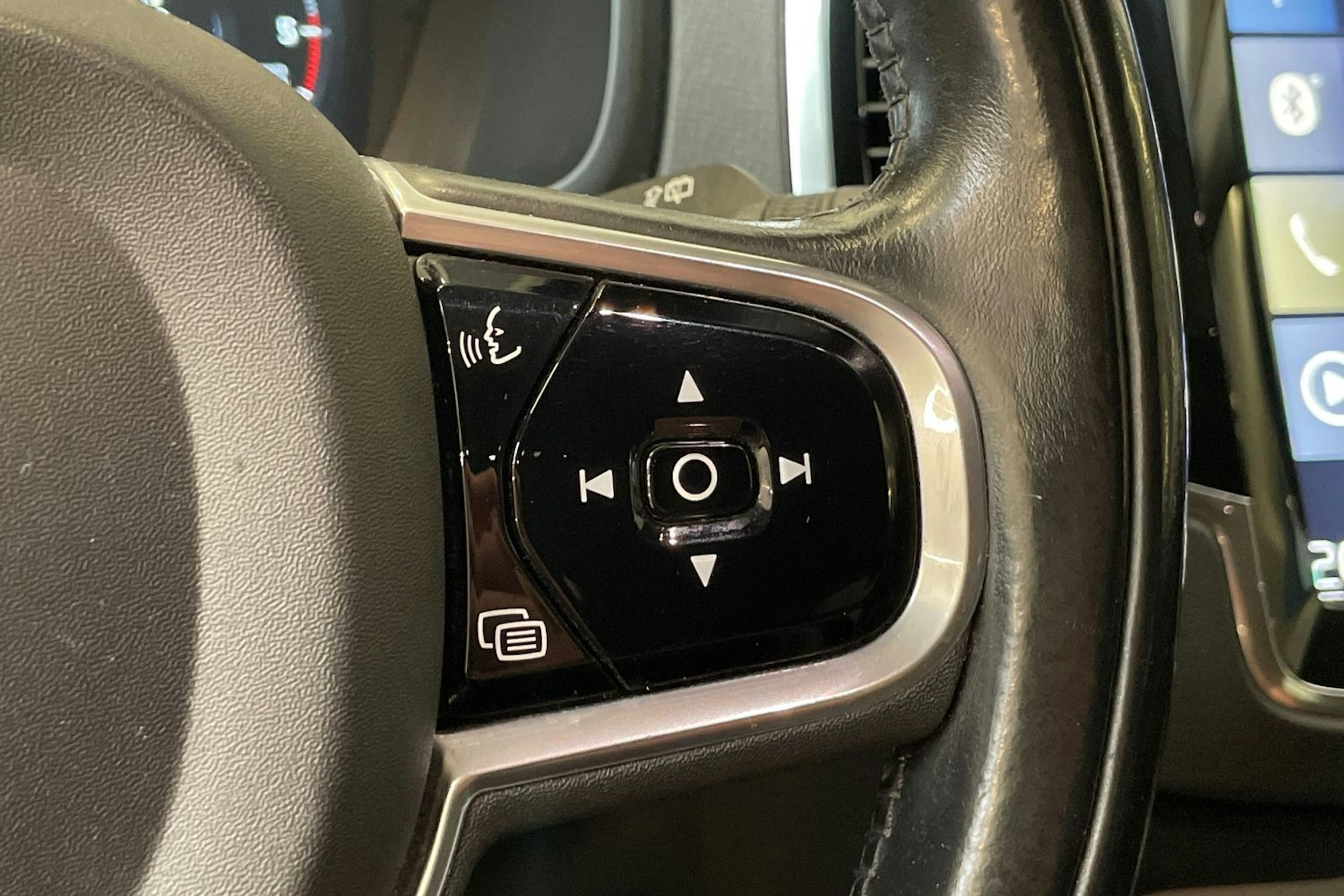 musta Volvo XC90 2016 kuva 18.