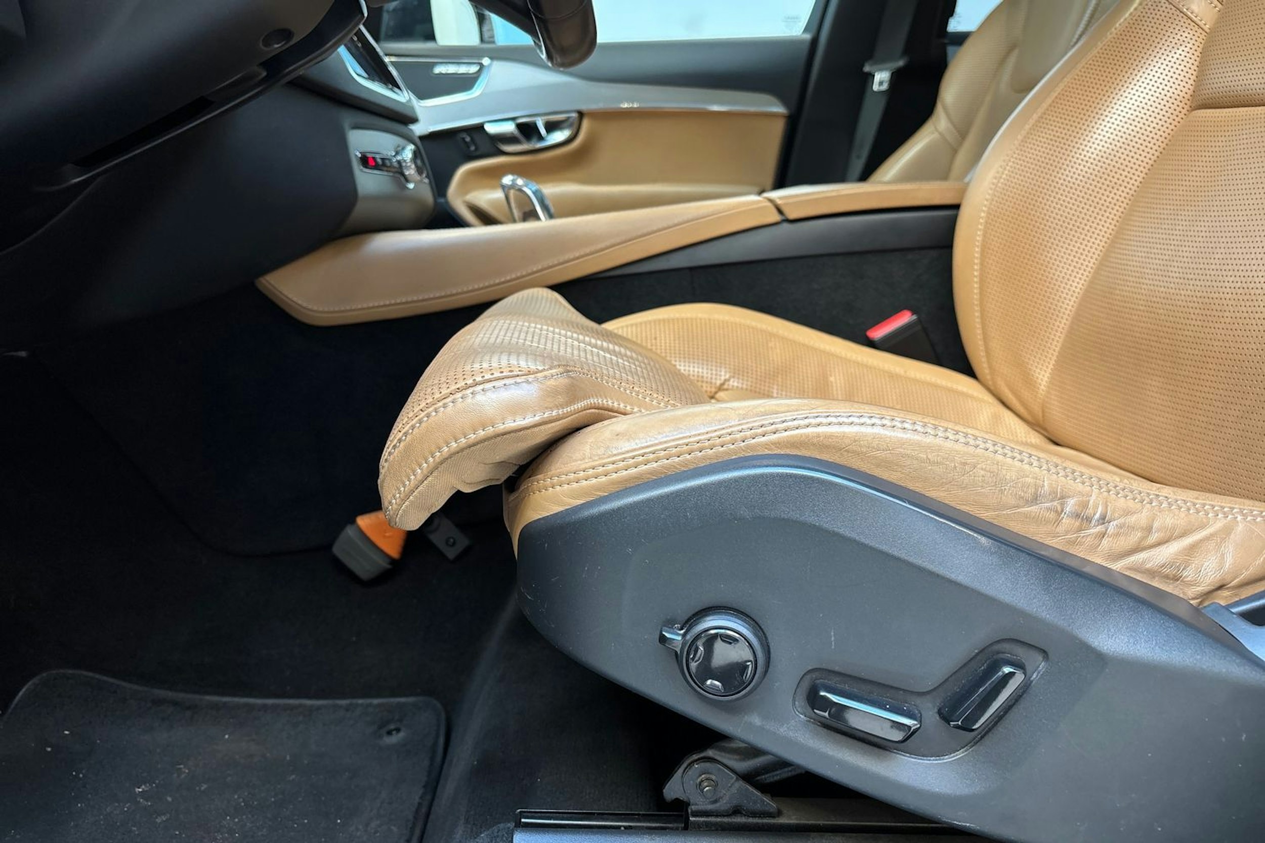 musta Volvo XC90 2016 kuva 19.