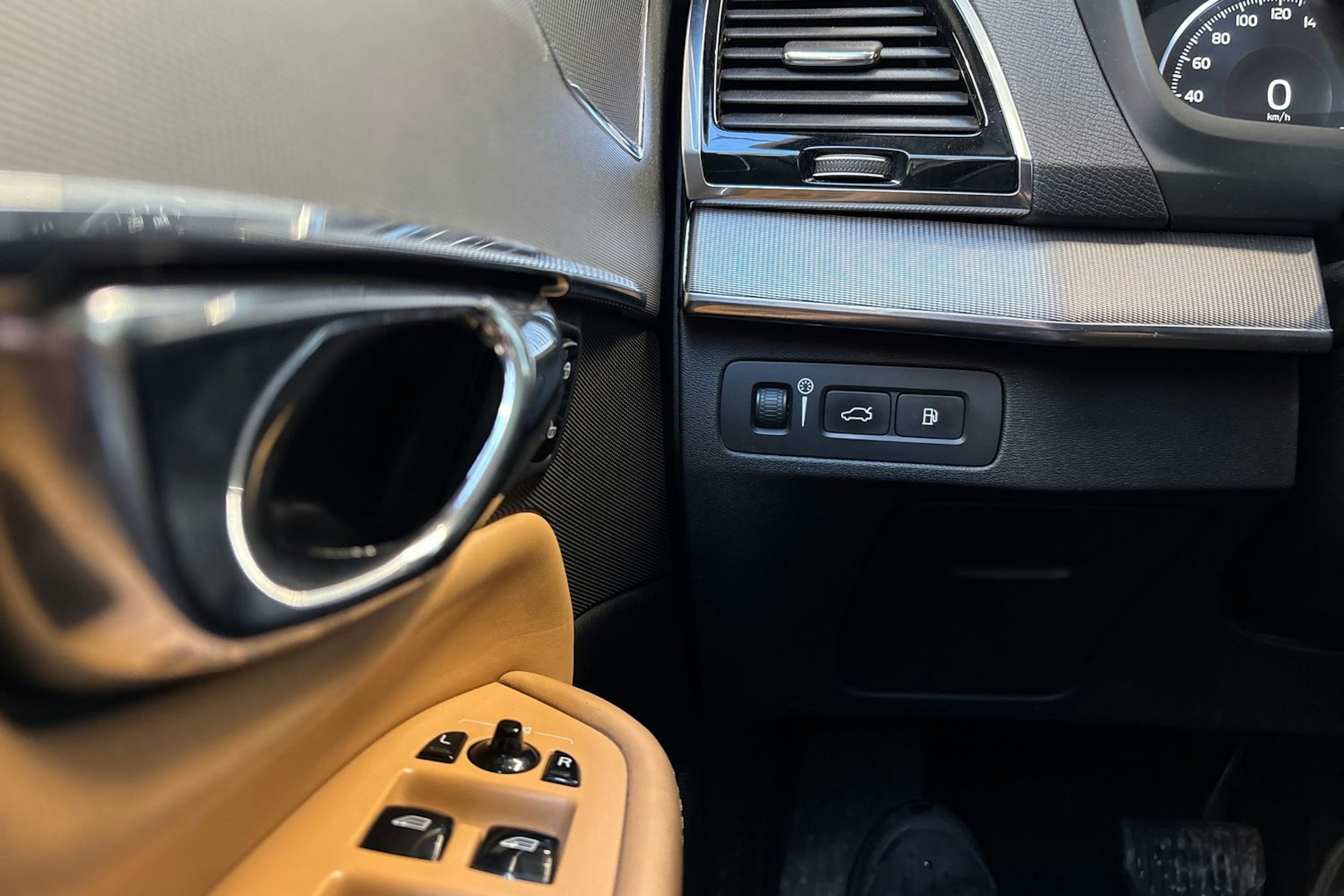 musta Volvo XC90 2016 kuva 20.