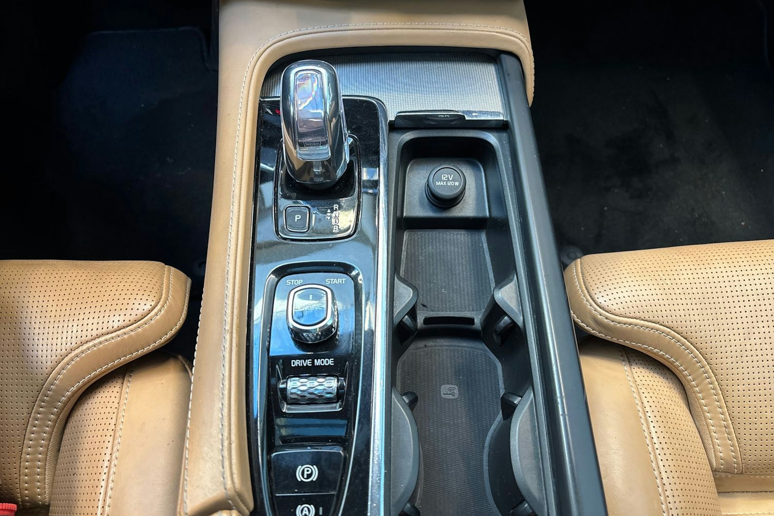 musta Volvo XC90 2016 kuva 24.