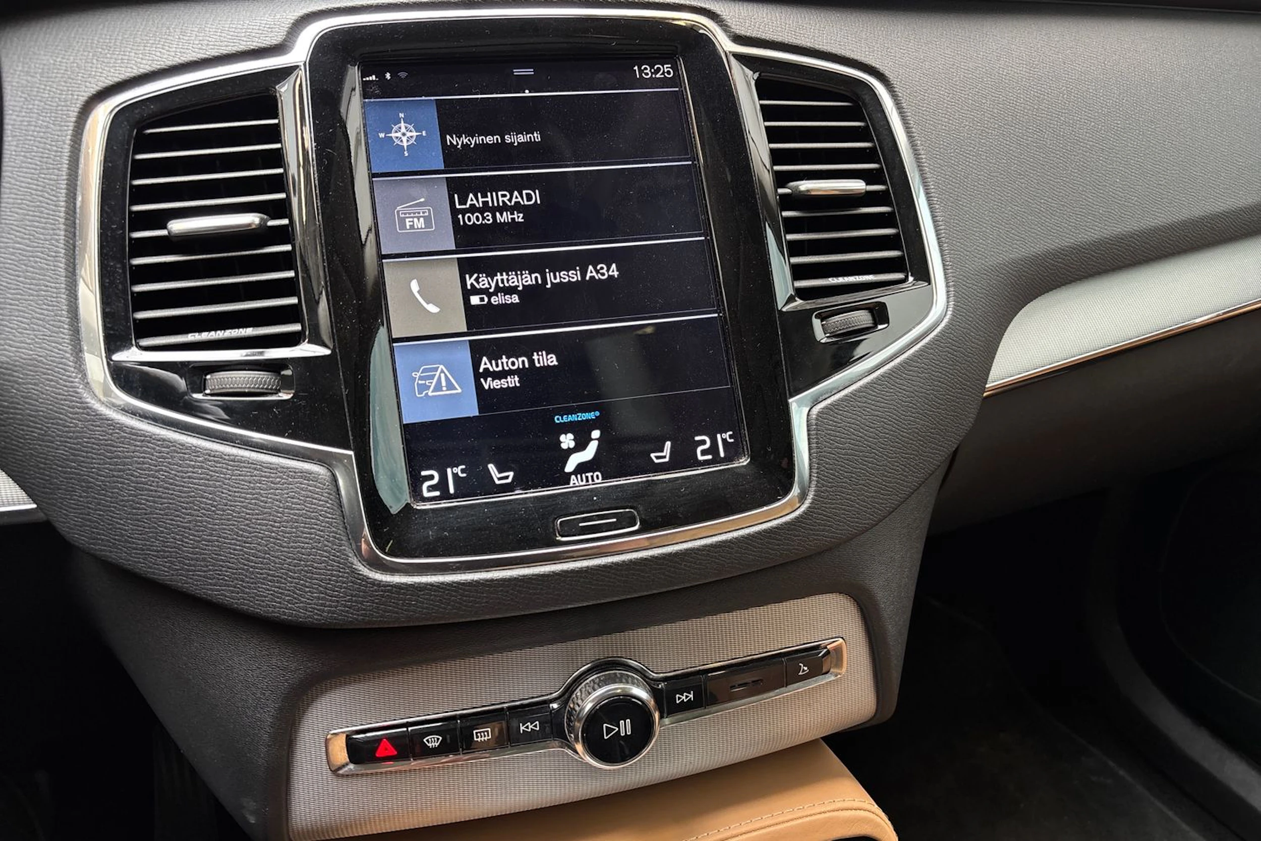 musta Volvo XC90 2016 kuva 29.