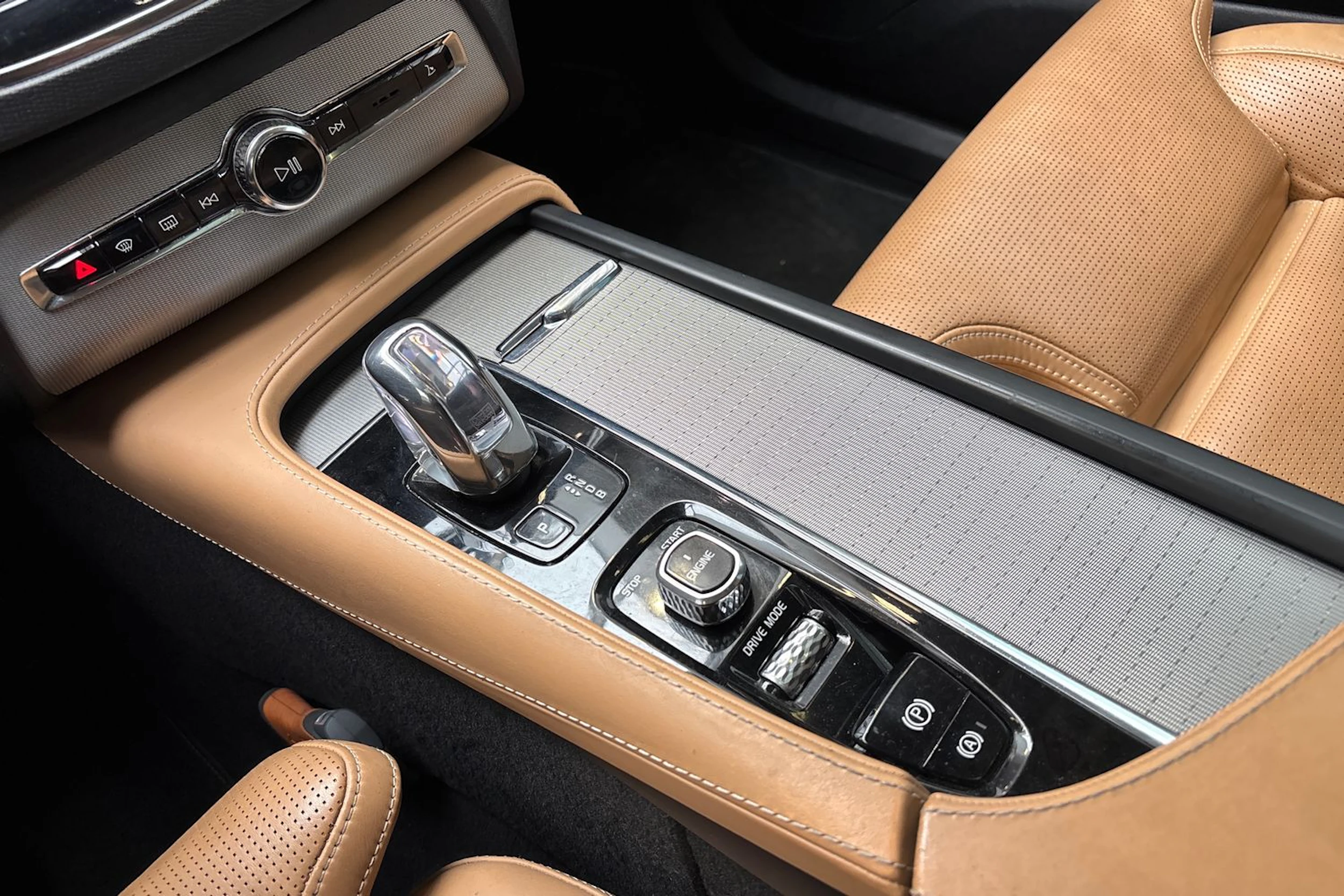 musta Volvo XC90 2016 kuva 30.