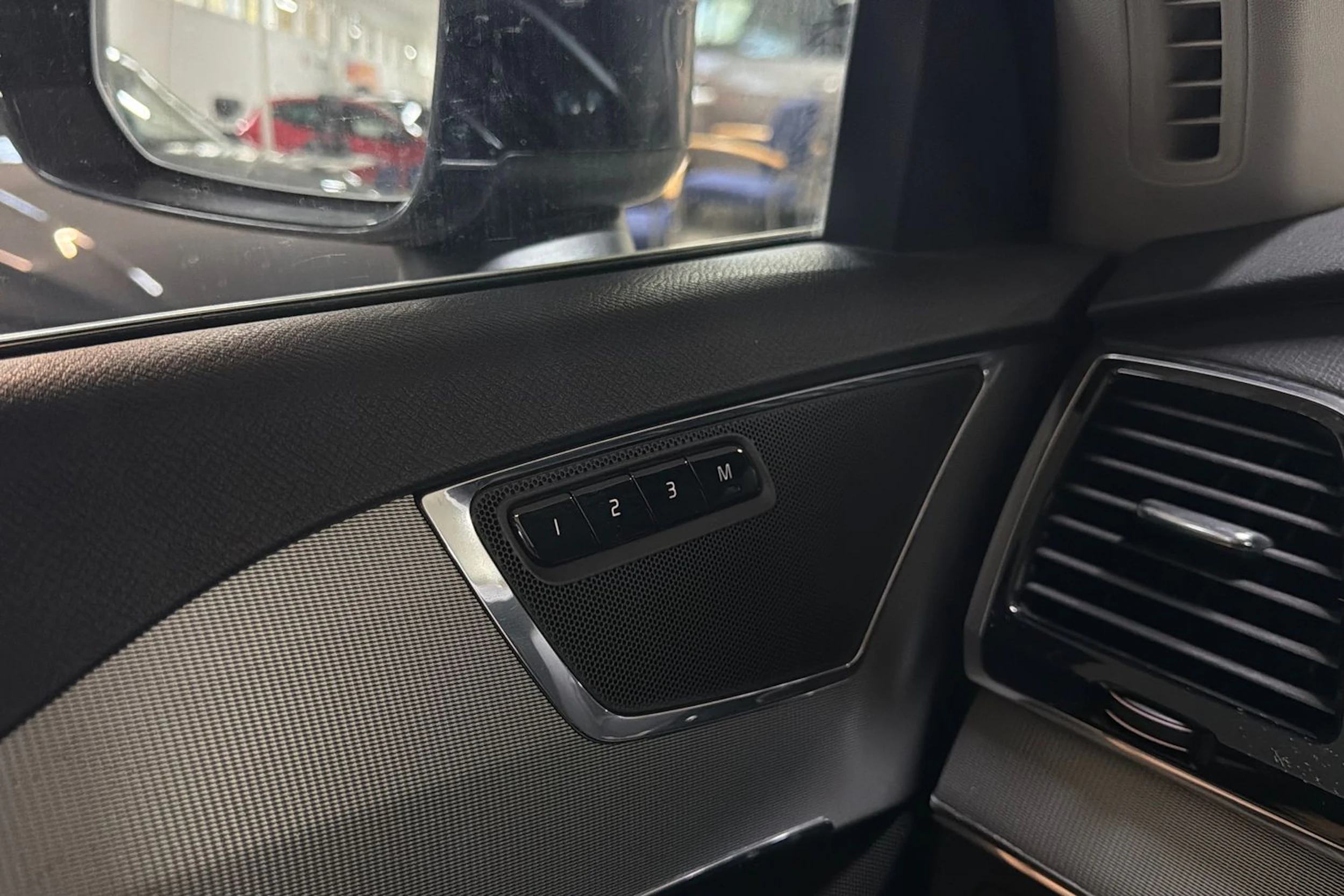 musta Volvo XC90 2016 kuva 6.