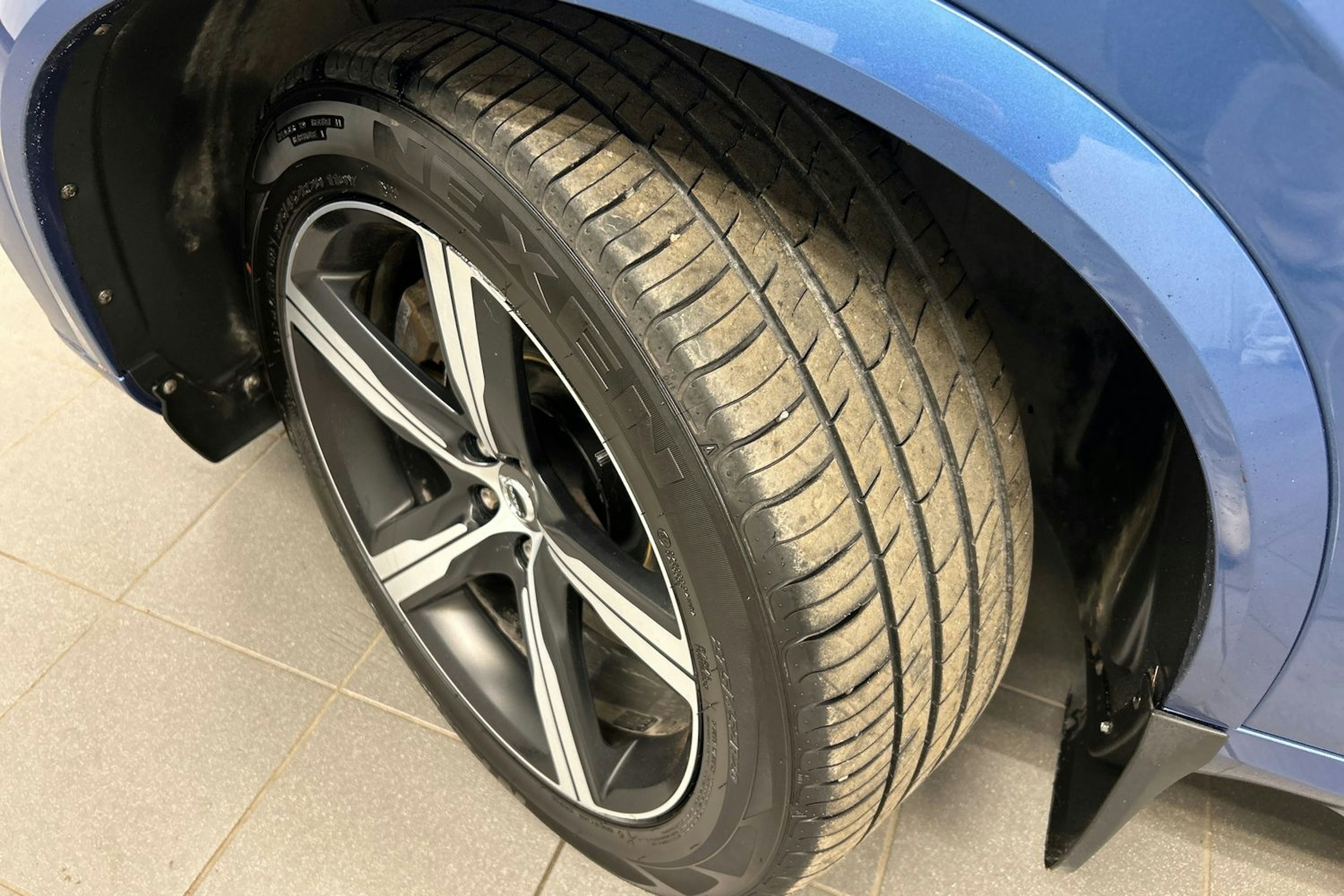 sininen Volvo XC90 2017 kuva 13.