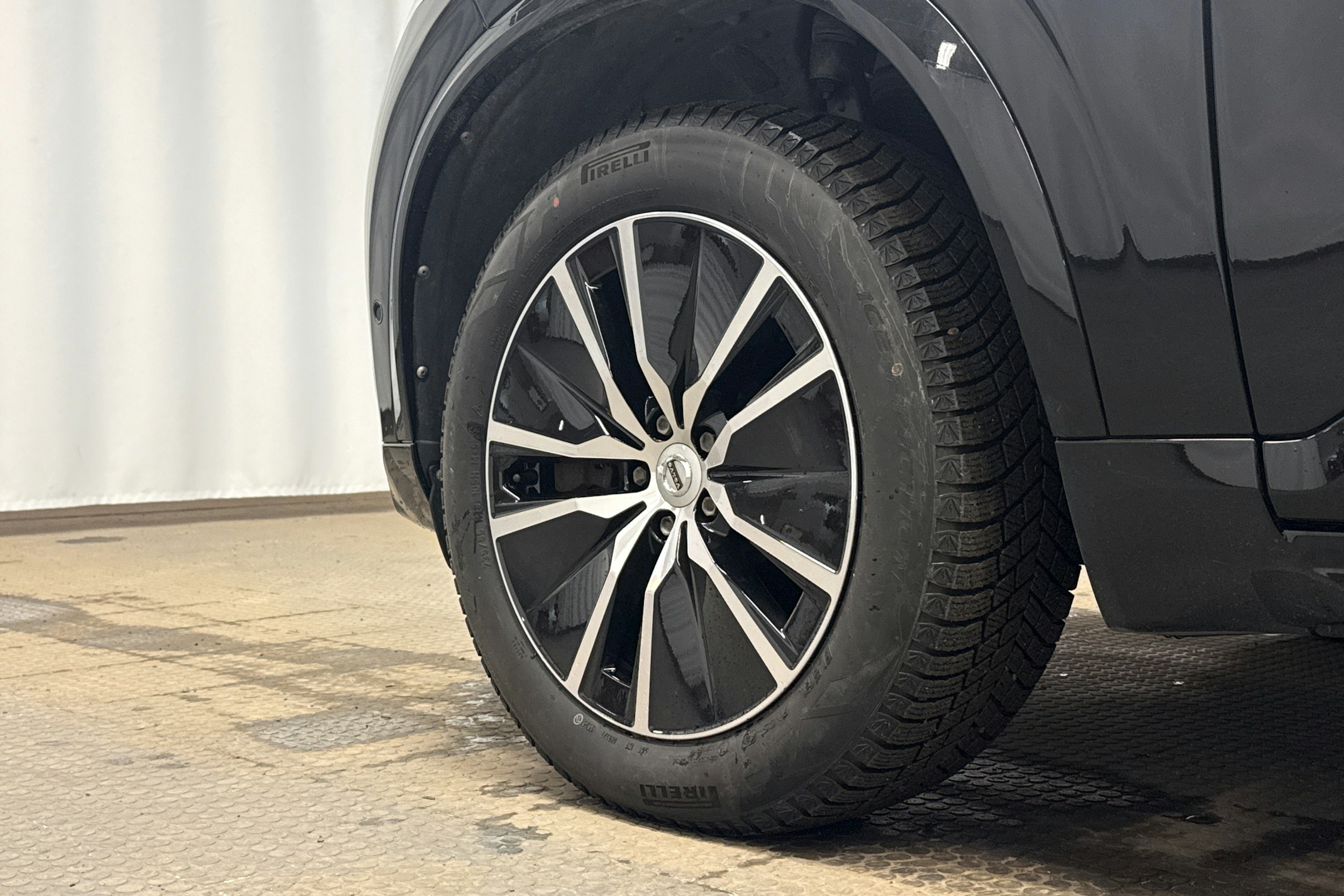 musta Volvo XC90 2017 kuva 13.