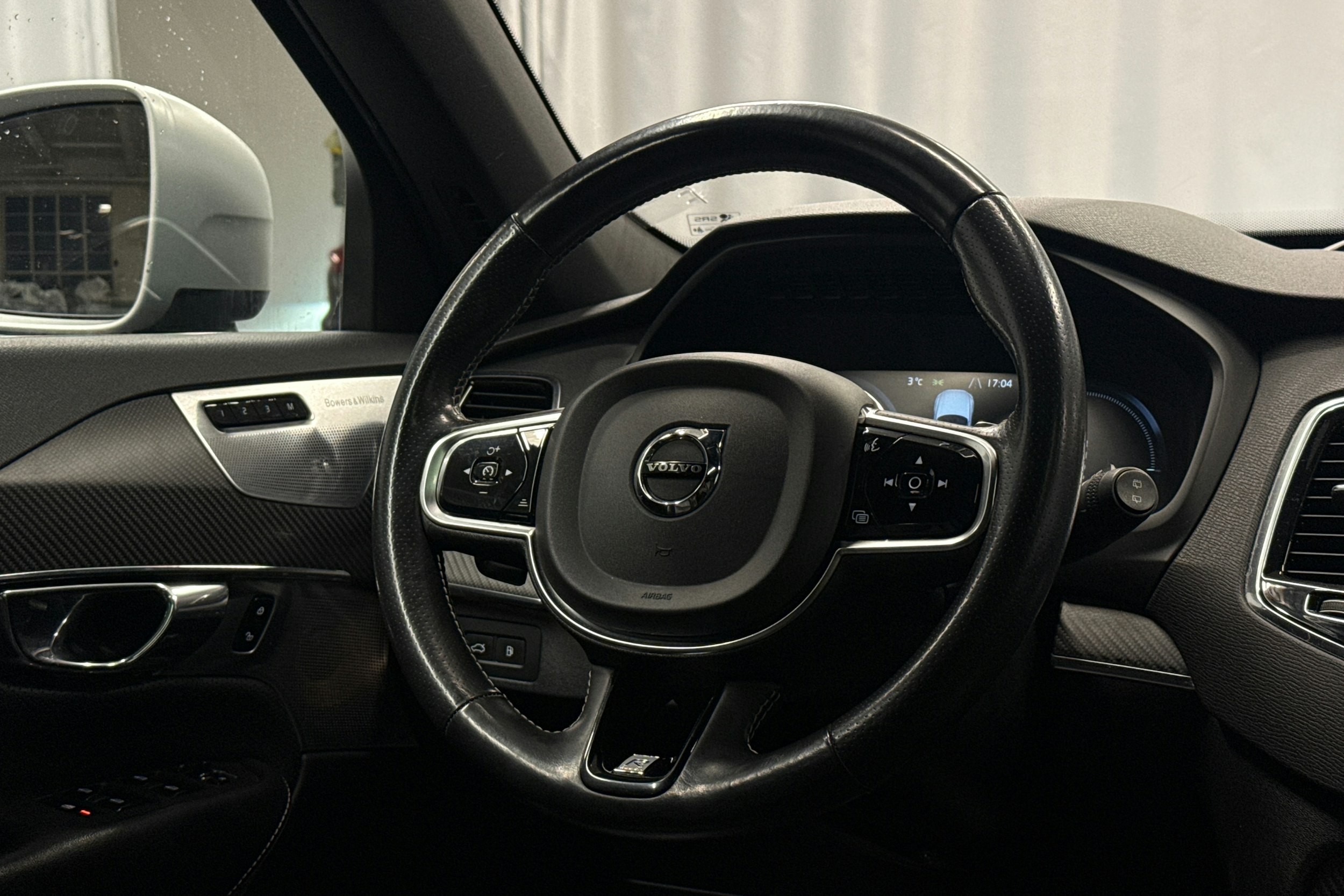 musta Volvo XC90 2017 kuva 14.