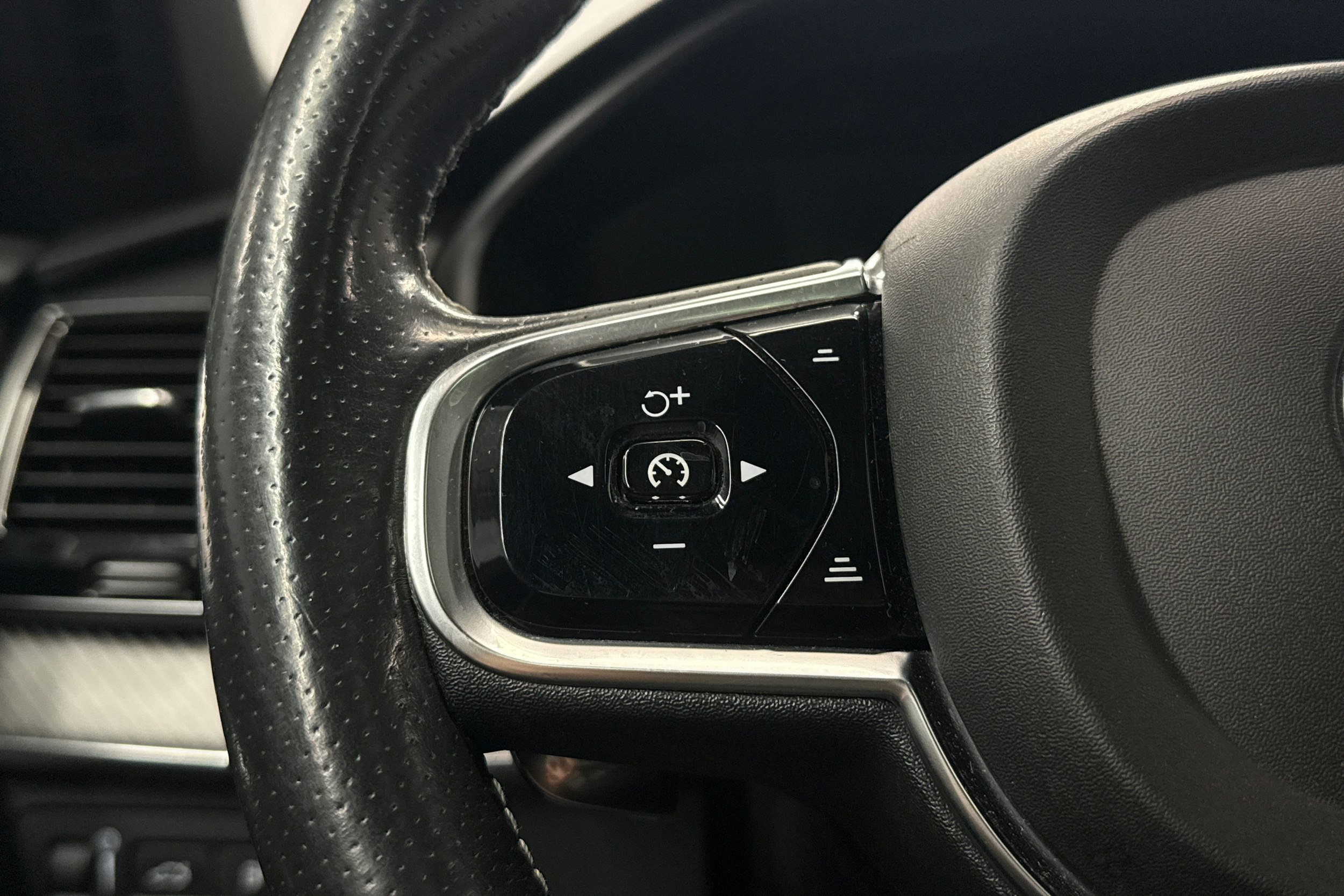 musta Volvo XC90 2017 kuva 16.