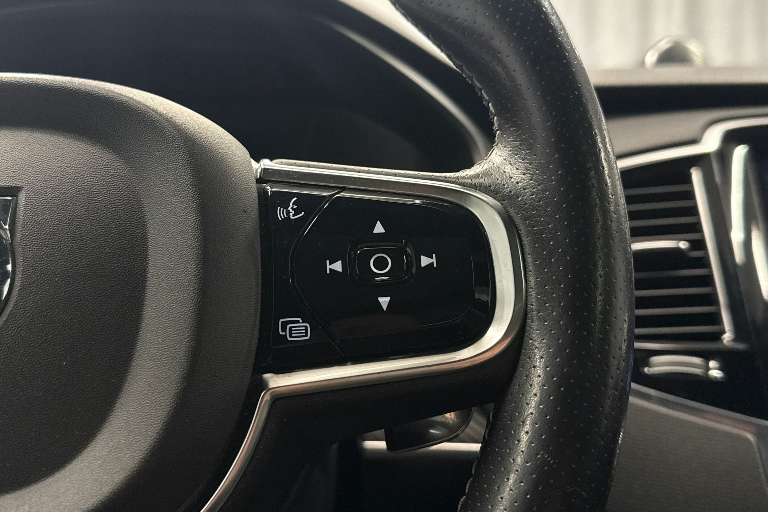 musta Volvo XC90 2017 kuva 17.