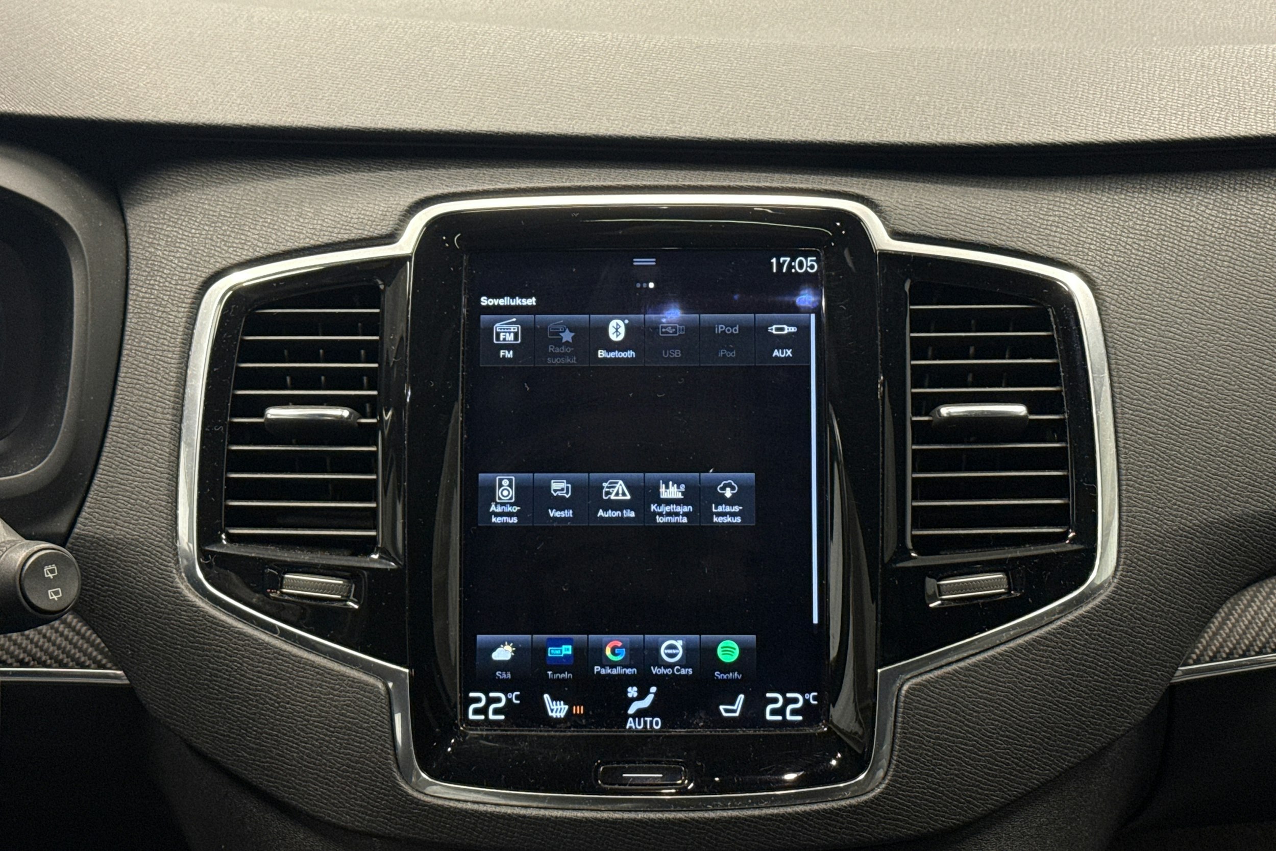 musta Volvo XC90 2017 kuva 19.