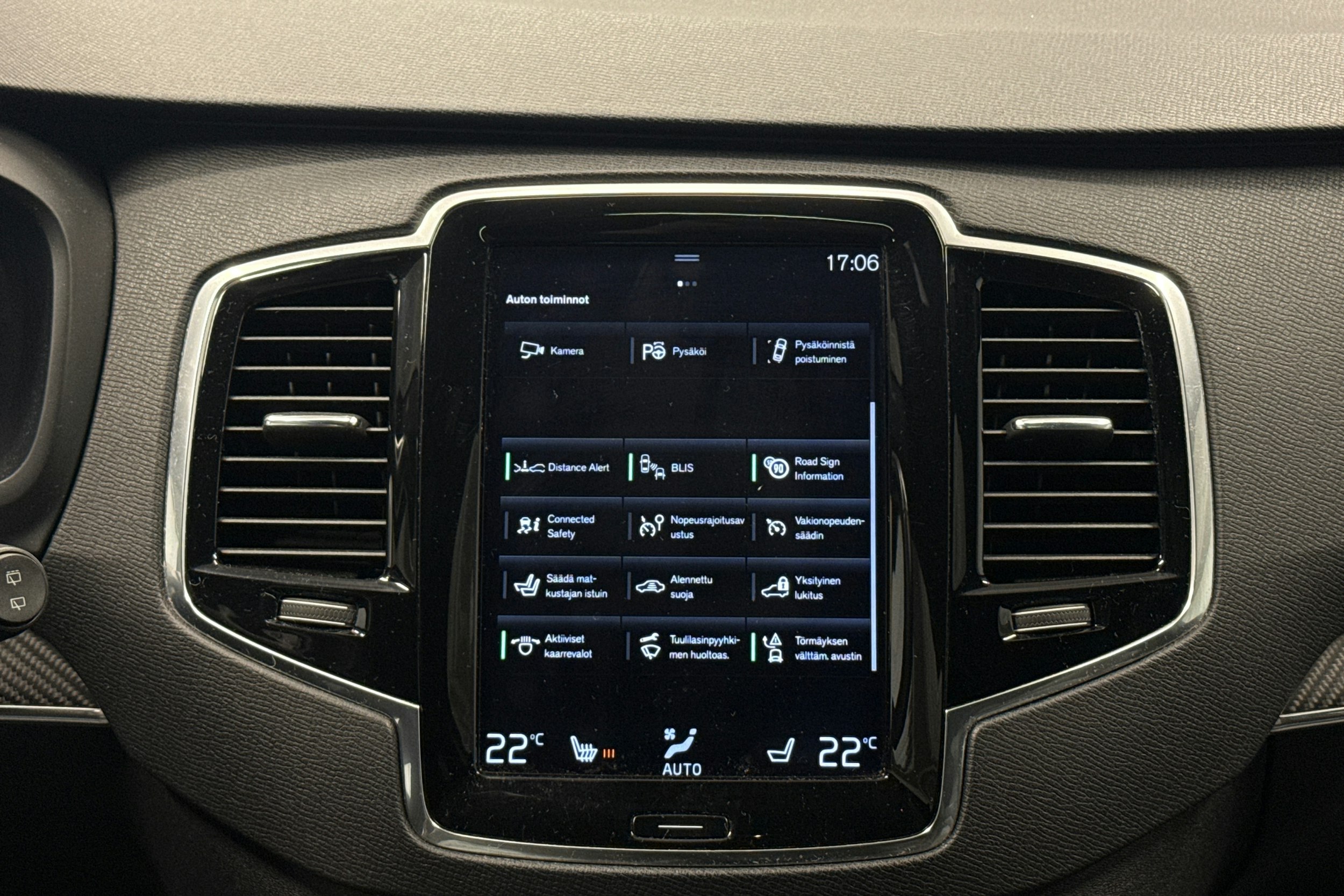 musta Volvo XC90 2017 kuva 21.