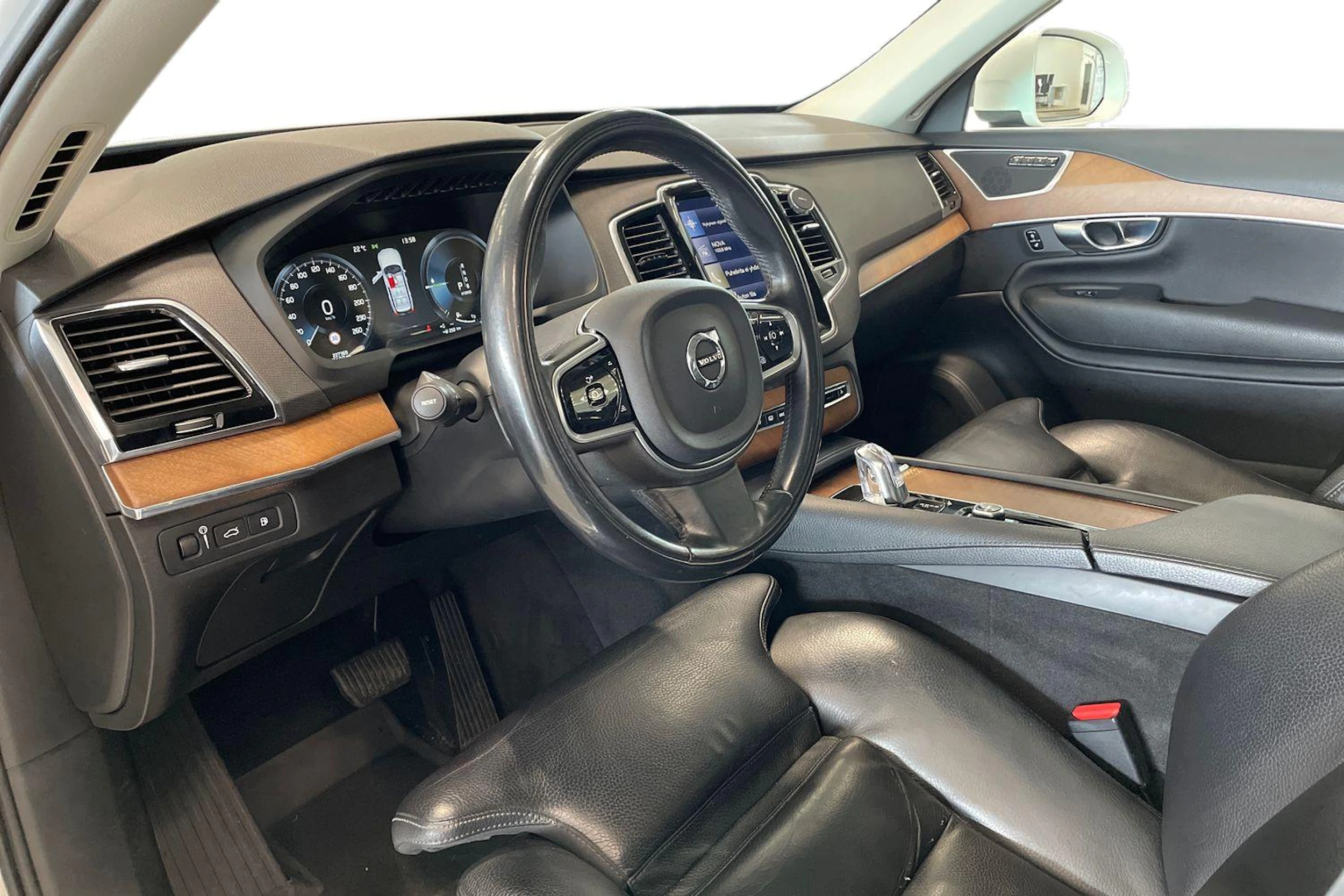 valkoinen Volvo XC90 2017 kuva 8.