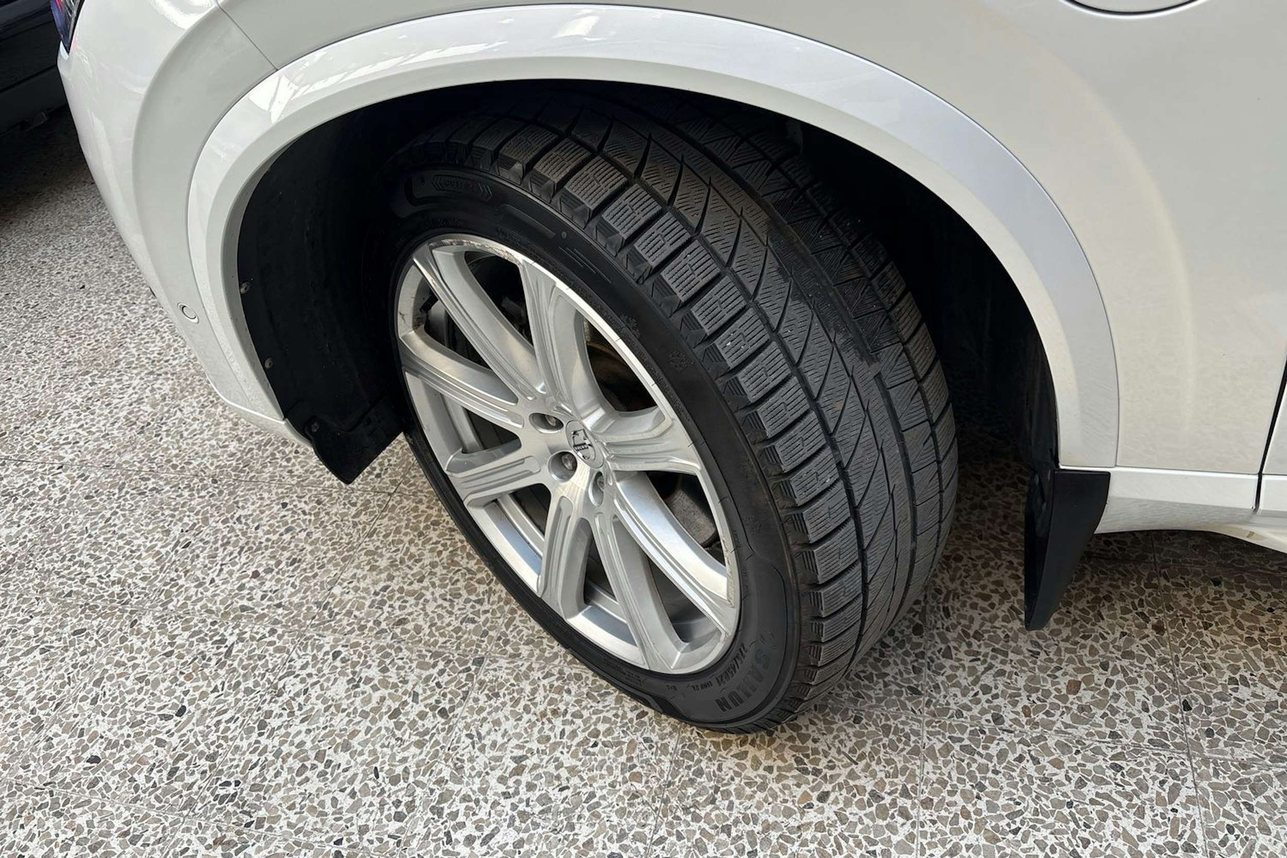 valkoinen Volvo XC90 2018 kuva 13.