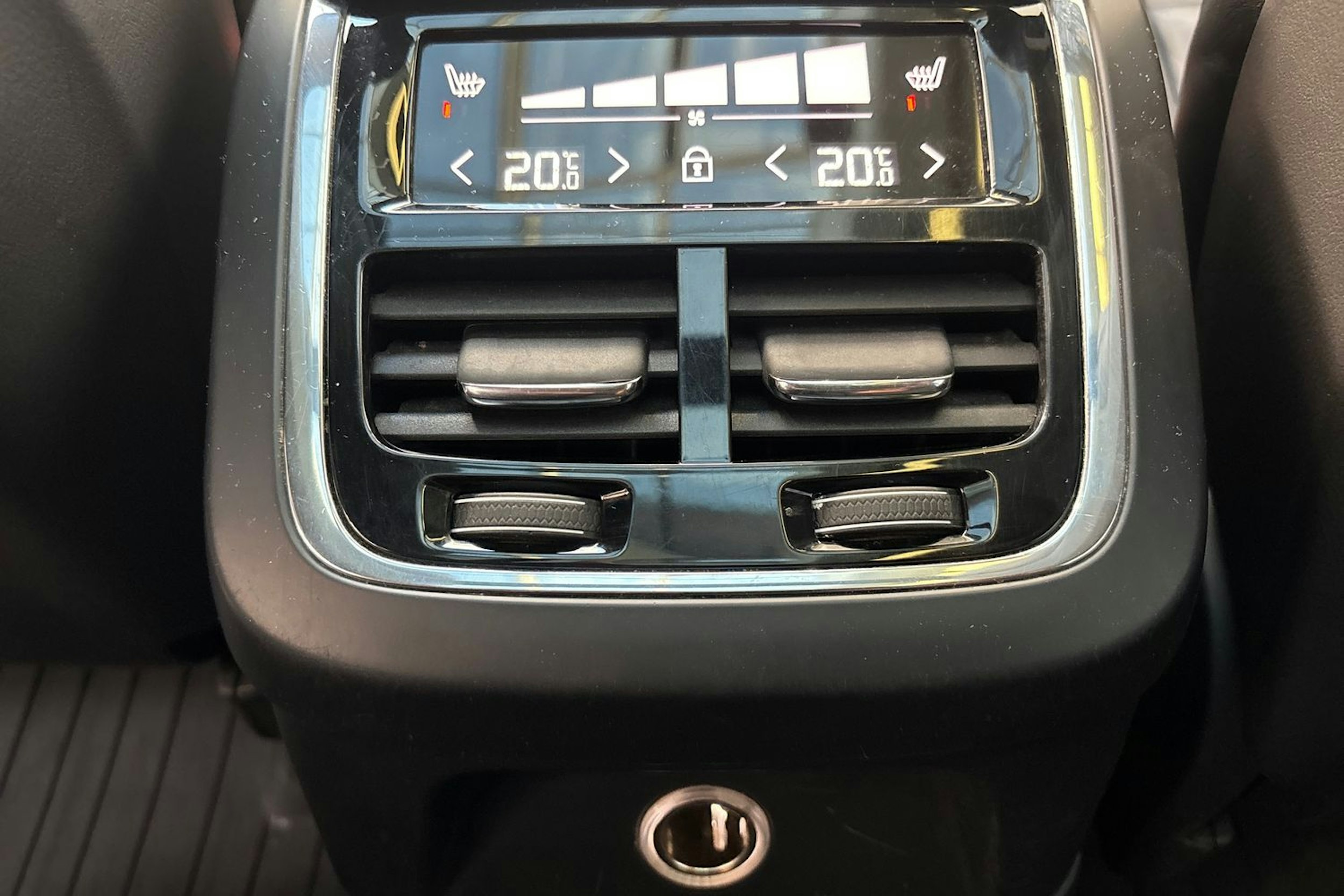 valkoinen Volvo XC90 2018 kuva 20.