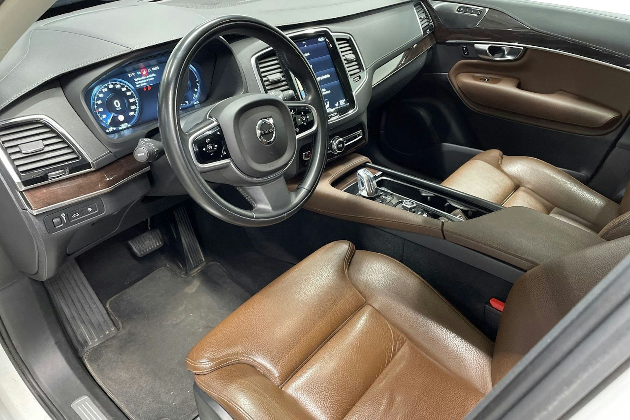 valkoinen Volvo XC90 2019 kuva 7.