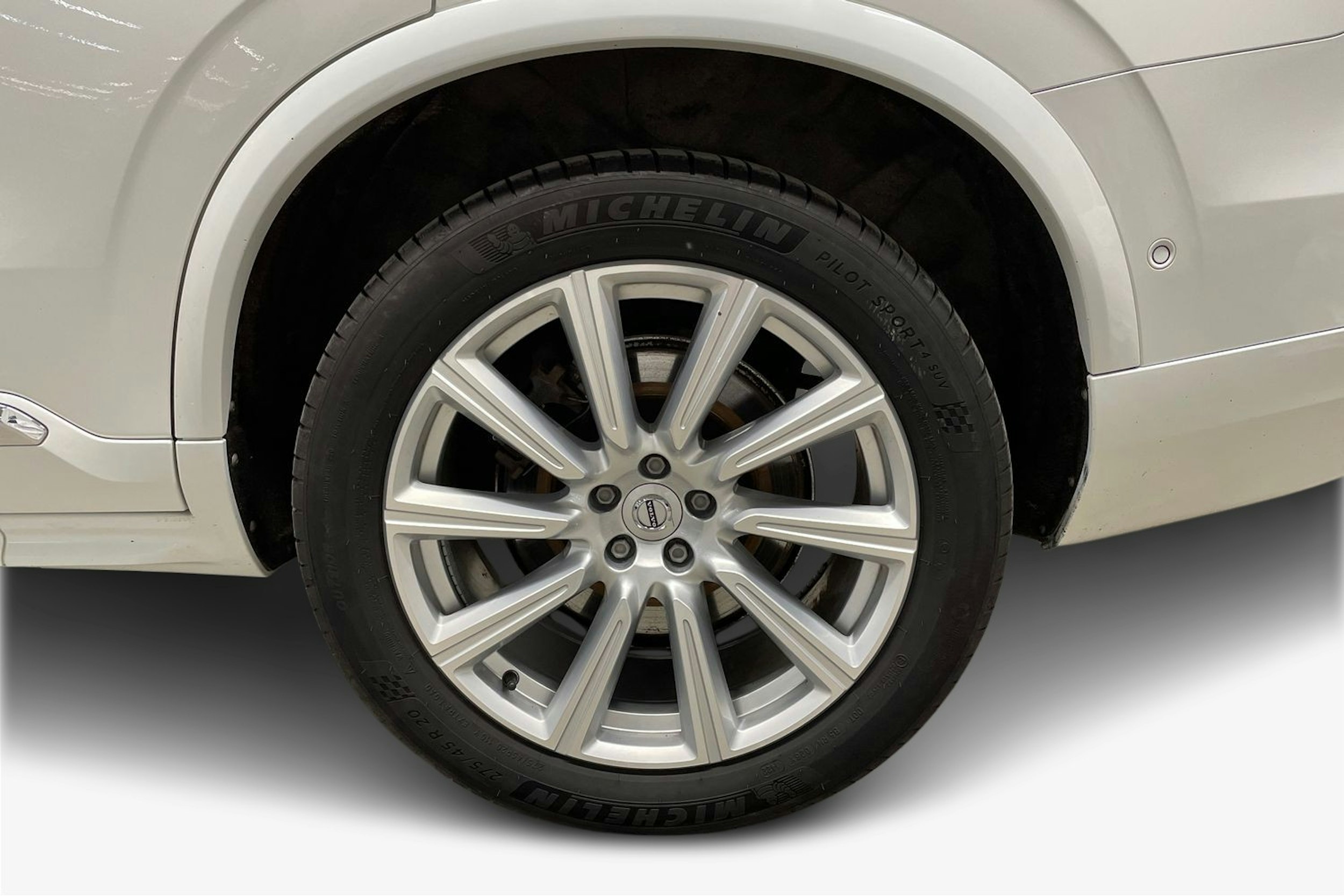 valkoinen Volvo XC90 2019 kuva 11.