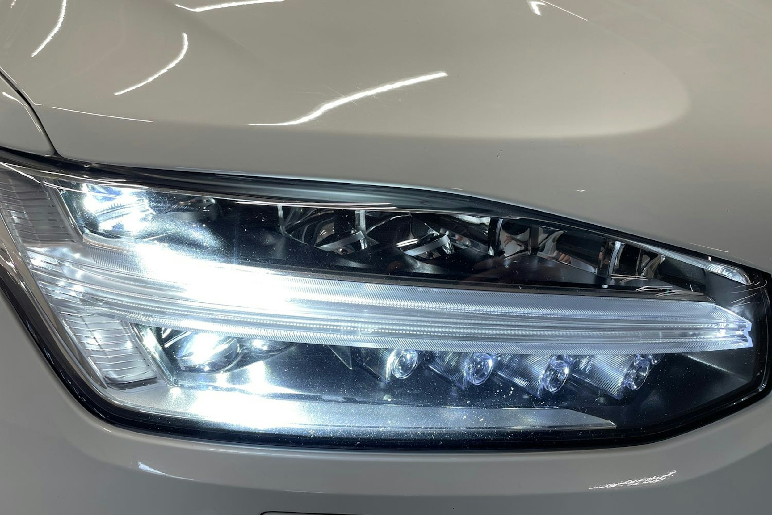 valkoinen Volvo XC90 2019 kuva 14.