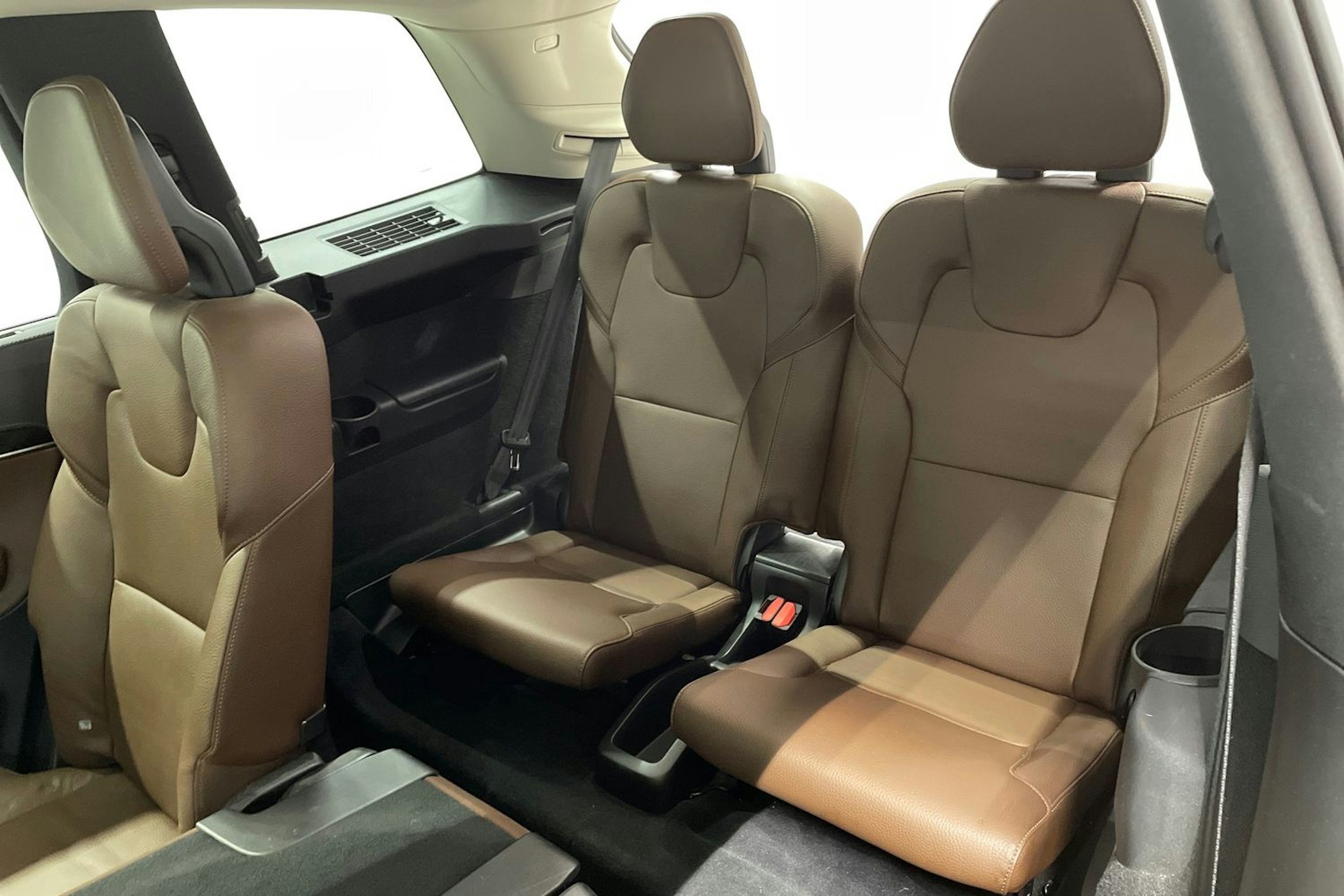 valkoinen Volvo XC90 2019 kuva 17.