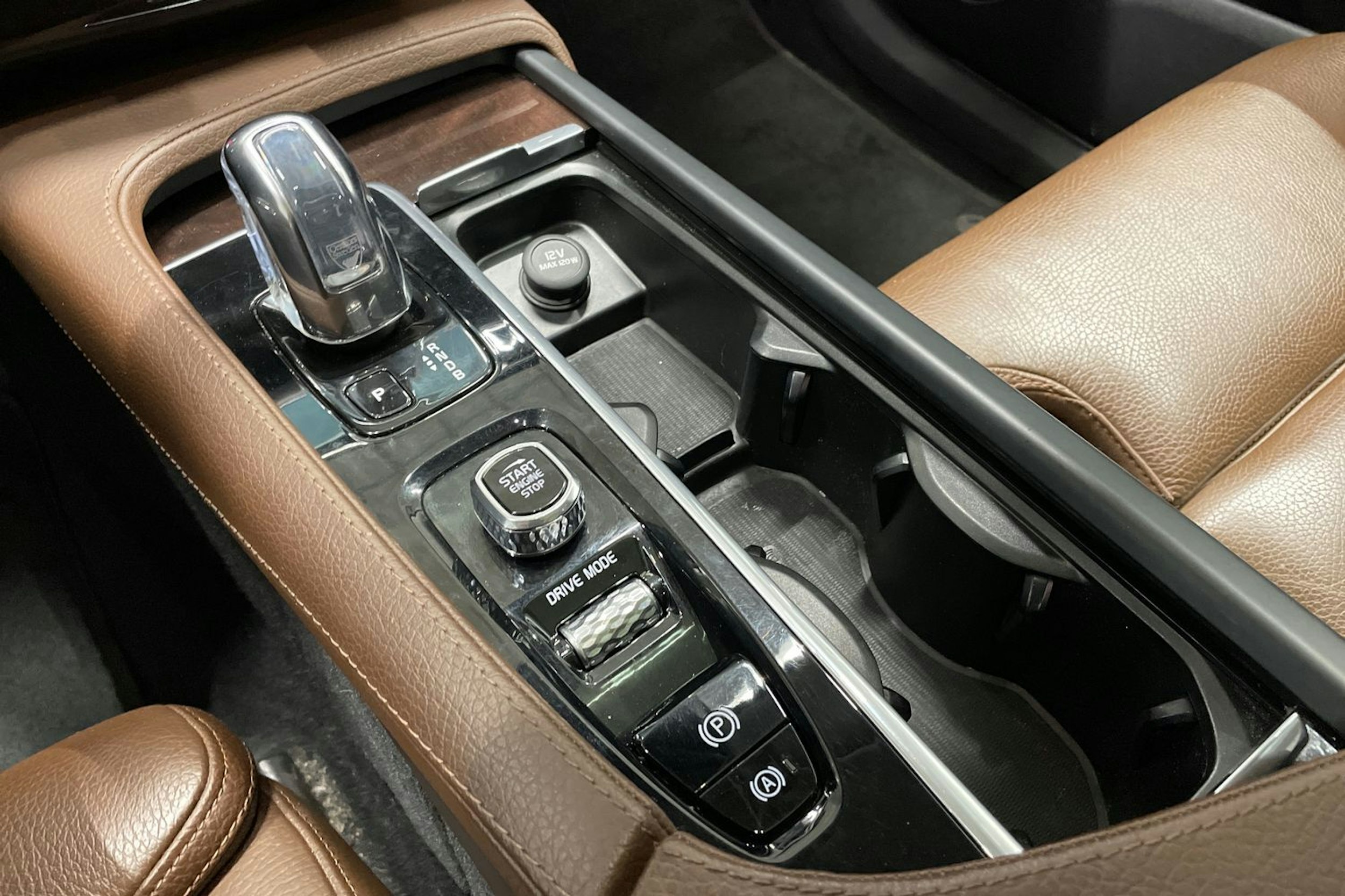 valkoinen Volvo XC90 2019 kuva 28.