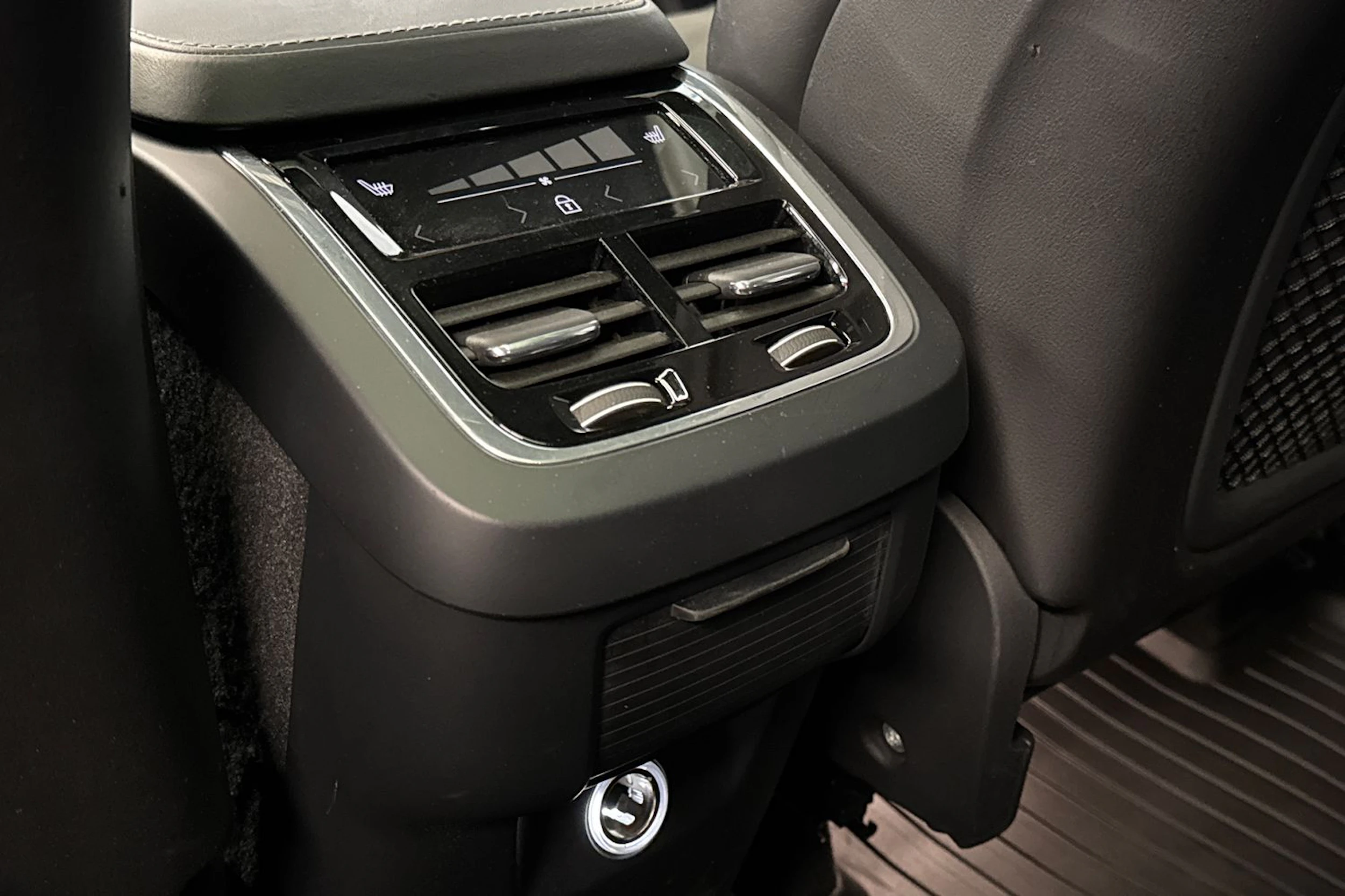 harmaa Volvo XC90 2020 kuva 29.