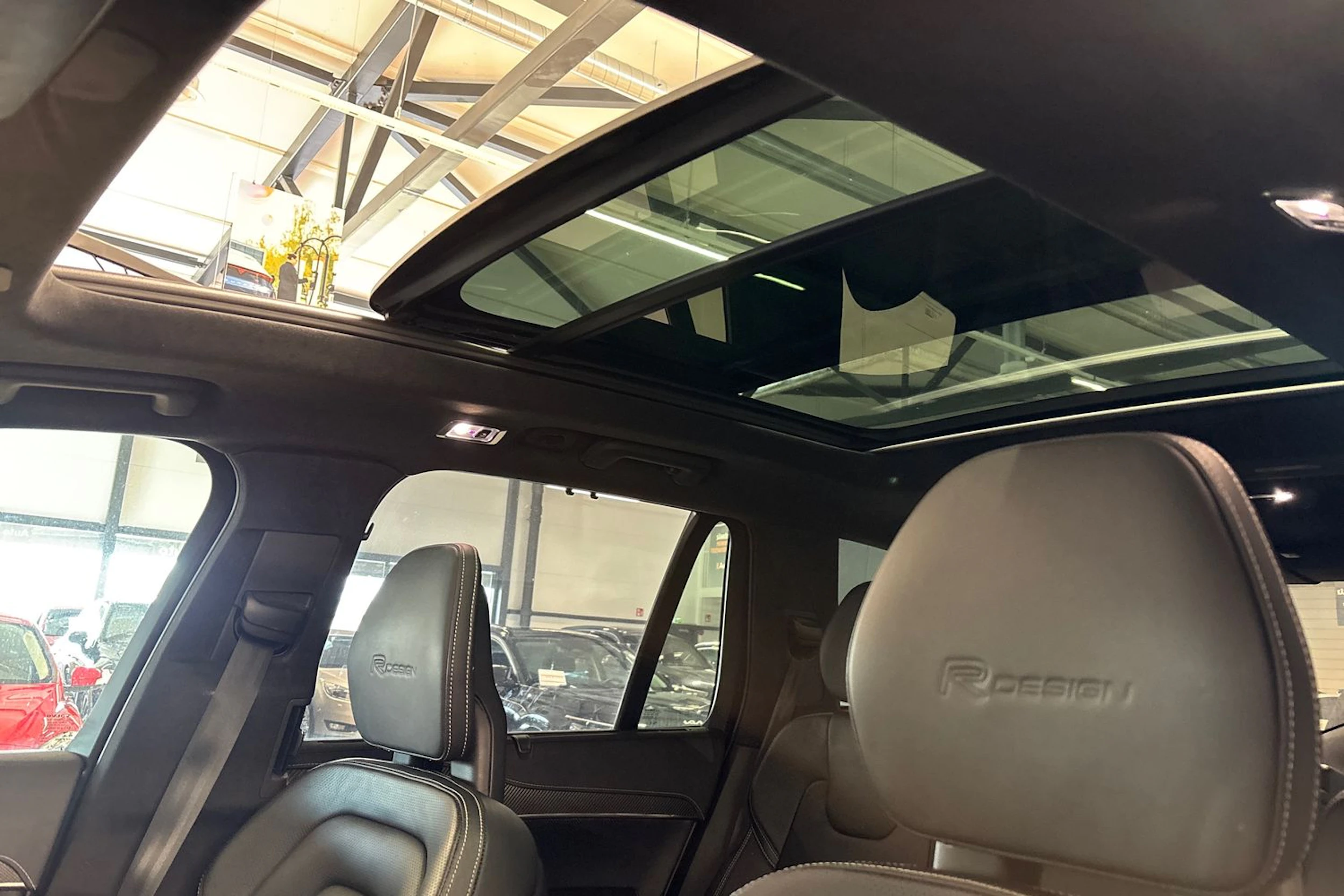 musta Volvo XC90 2020 kuva 7.