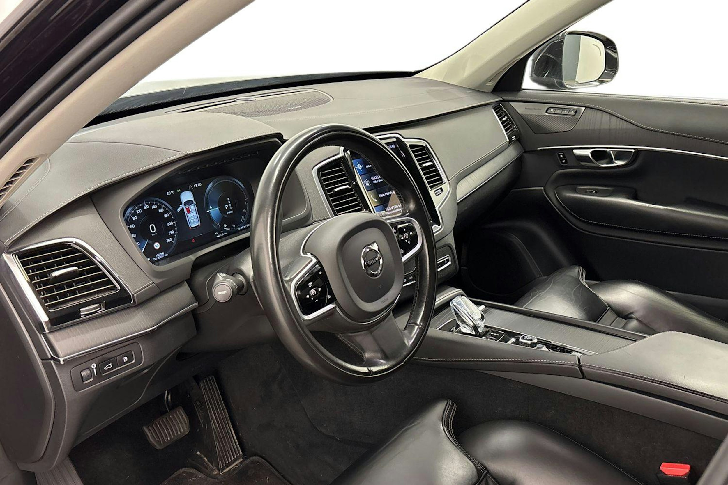 musta Volvo XC90 2020 kuva 3.