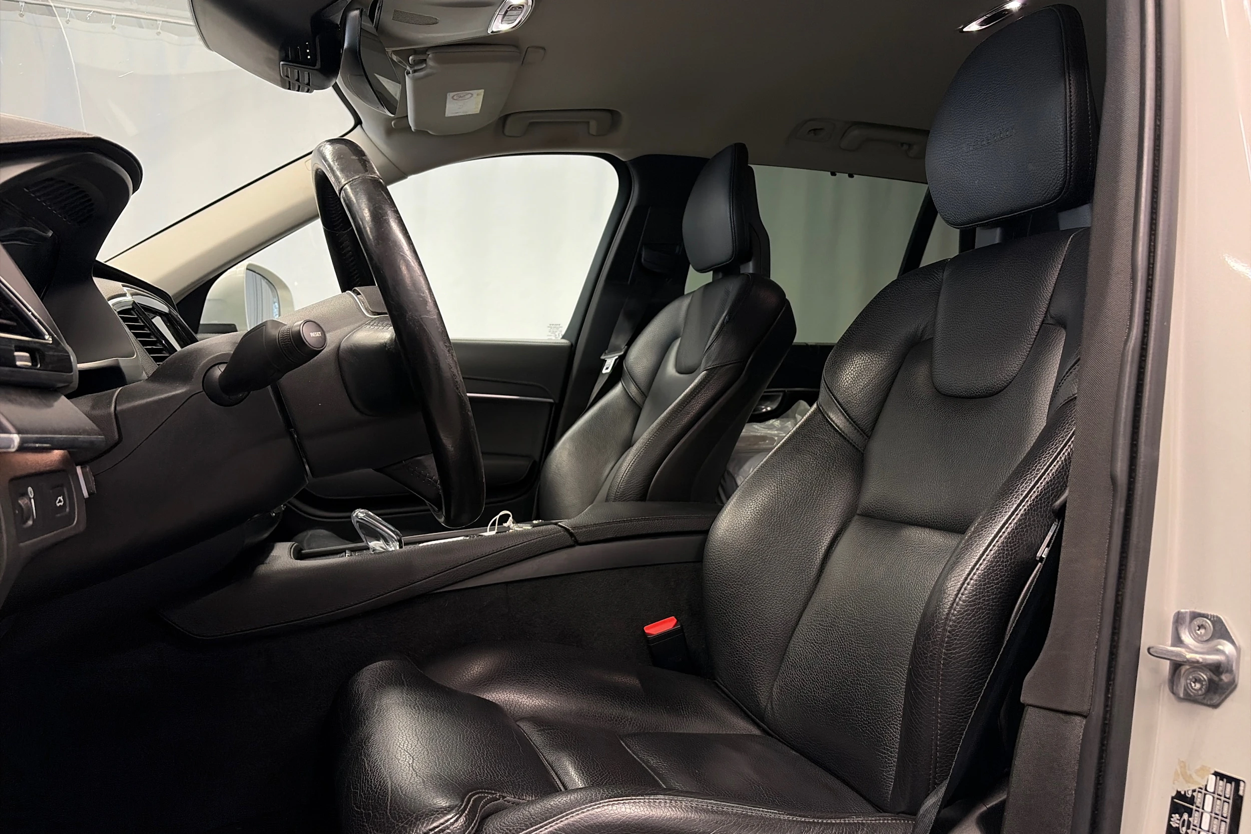 valkoinen Volvo XC90 2020 kuva 4.