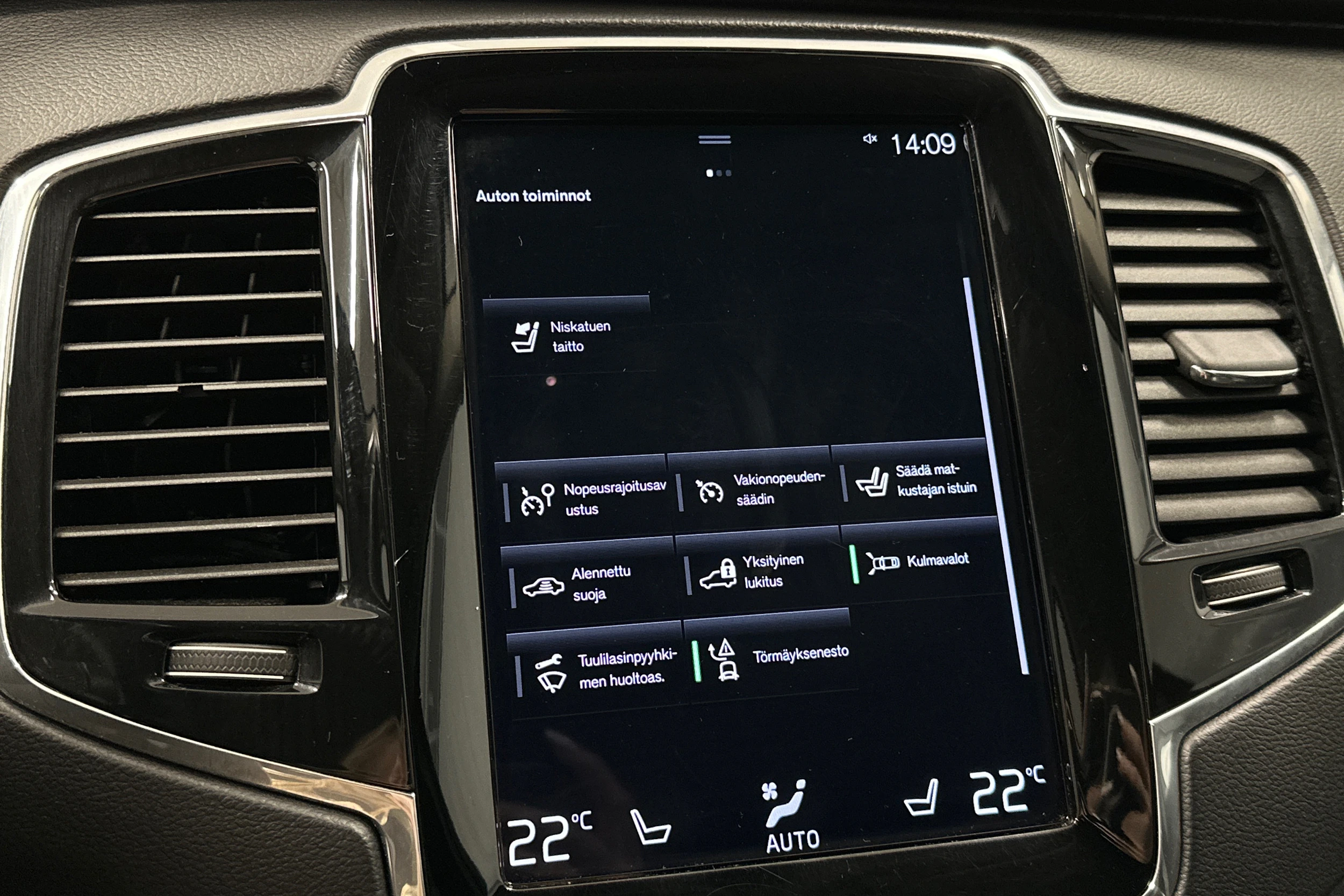 valkoinen Volvo XC90 2020 kuva 18.