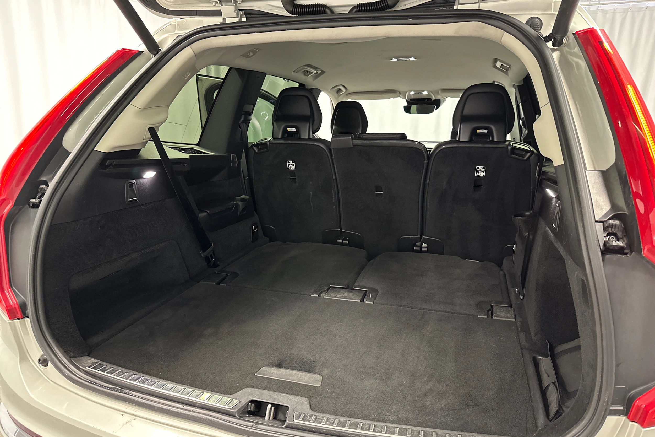 valkoinen Volvo XC90 2020 kuva 26.