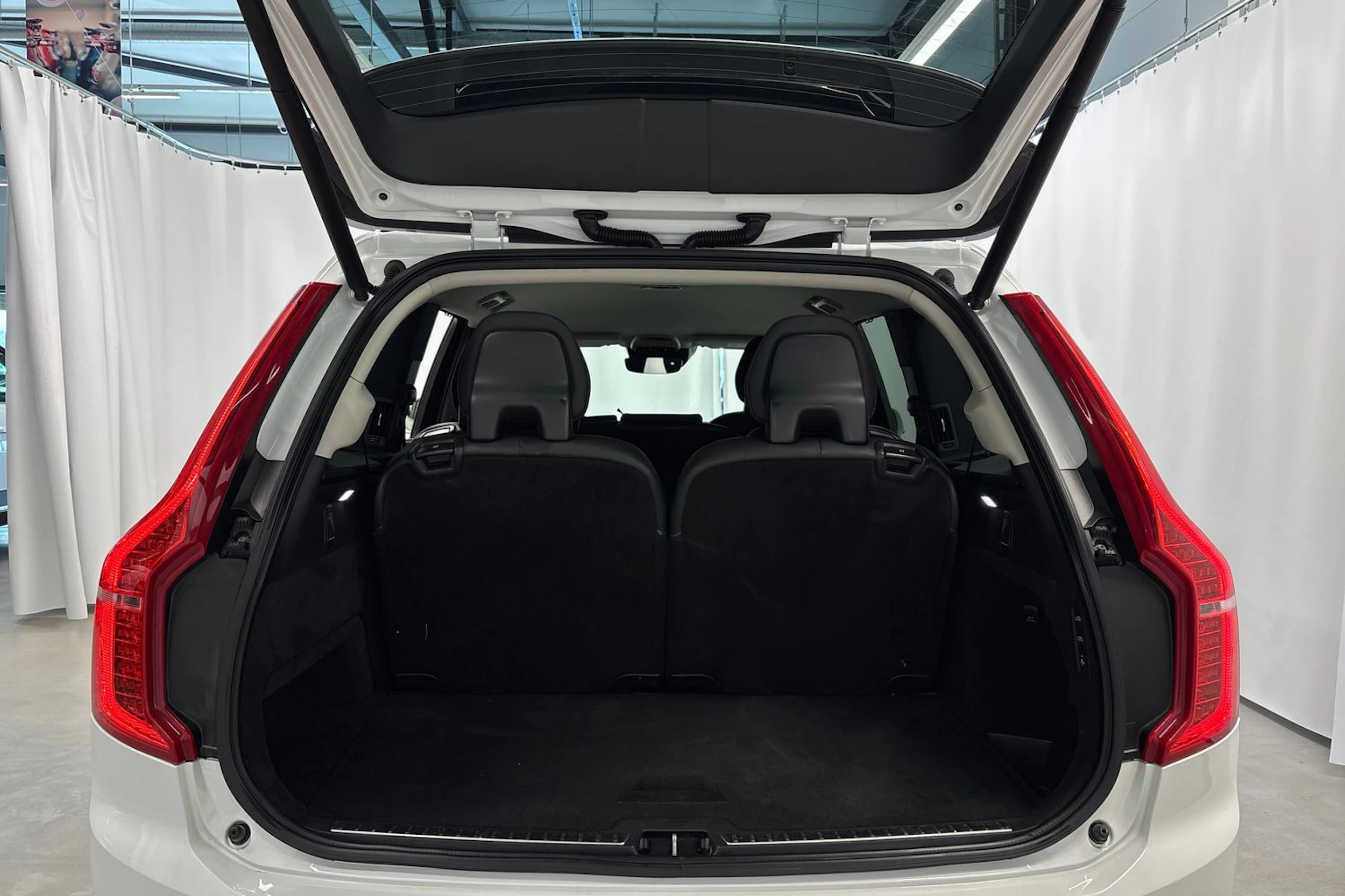 valkoinen Volvo XC90 2020 kuva 15.