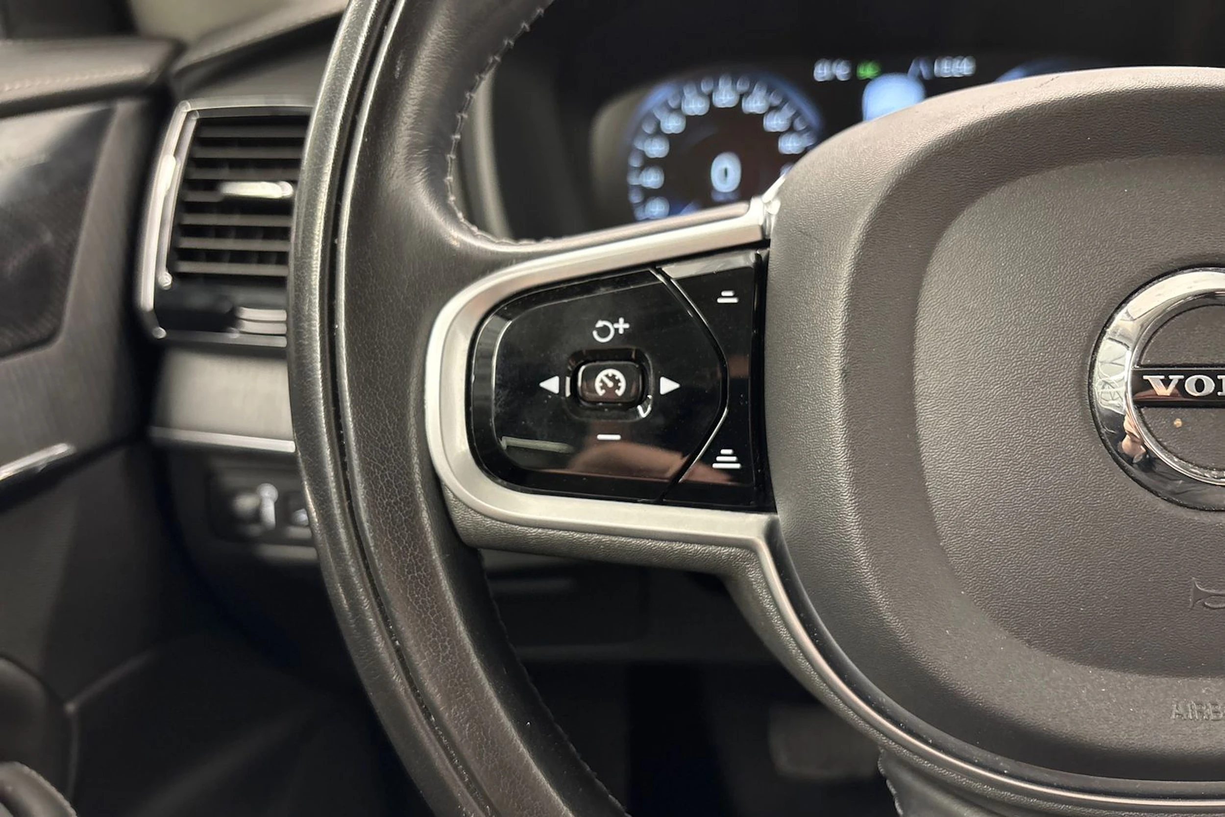 valkoinen Volvo XC90 2020 kuva 17.