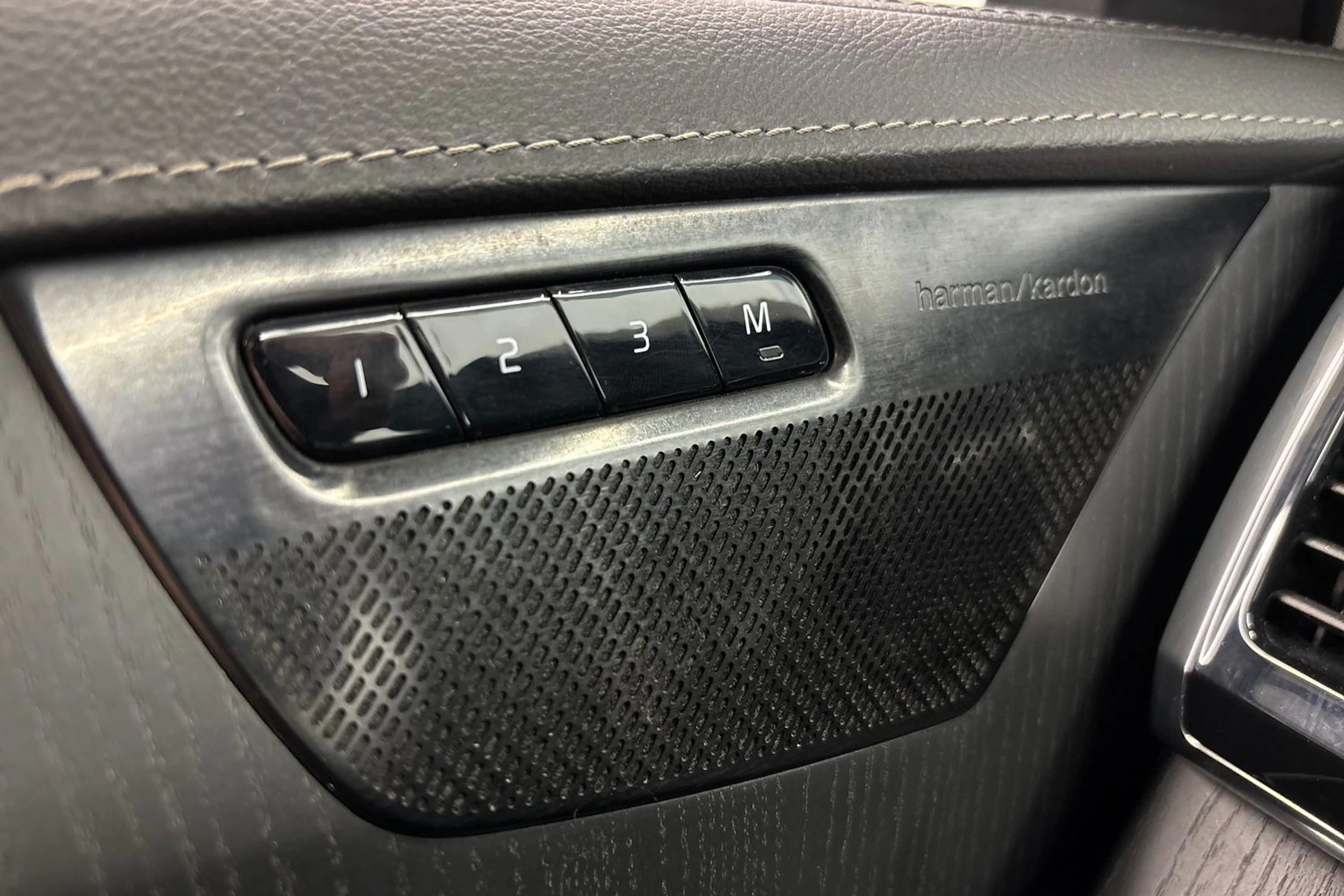 valkoinen Volvo XC90 2020 kuva 30.