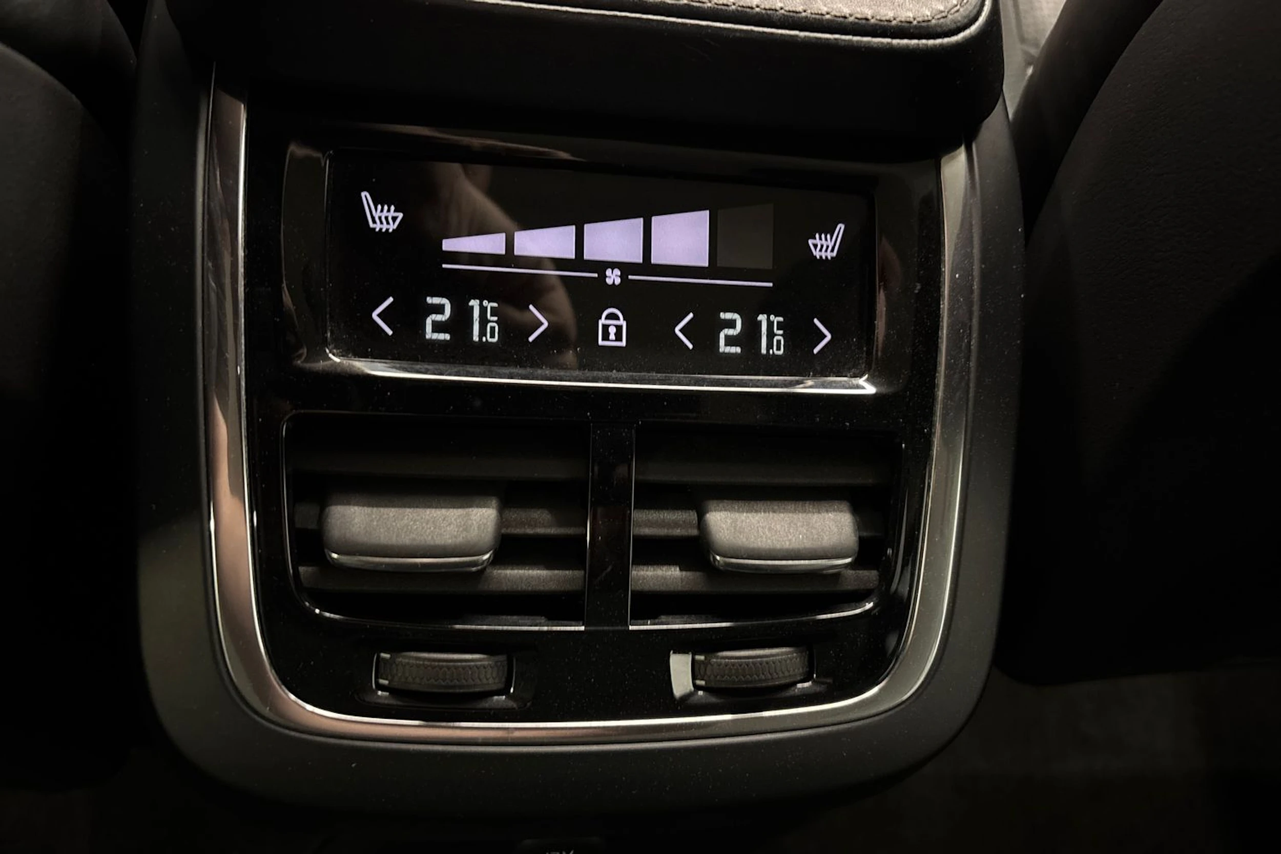 valkoinen Volvo XC90 2020 kuva 32.