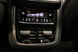 valkoinen Volvo XC90 2020 kuva 32.