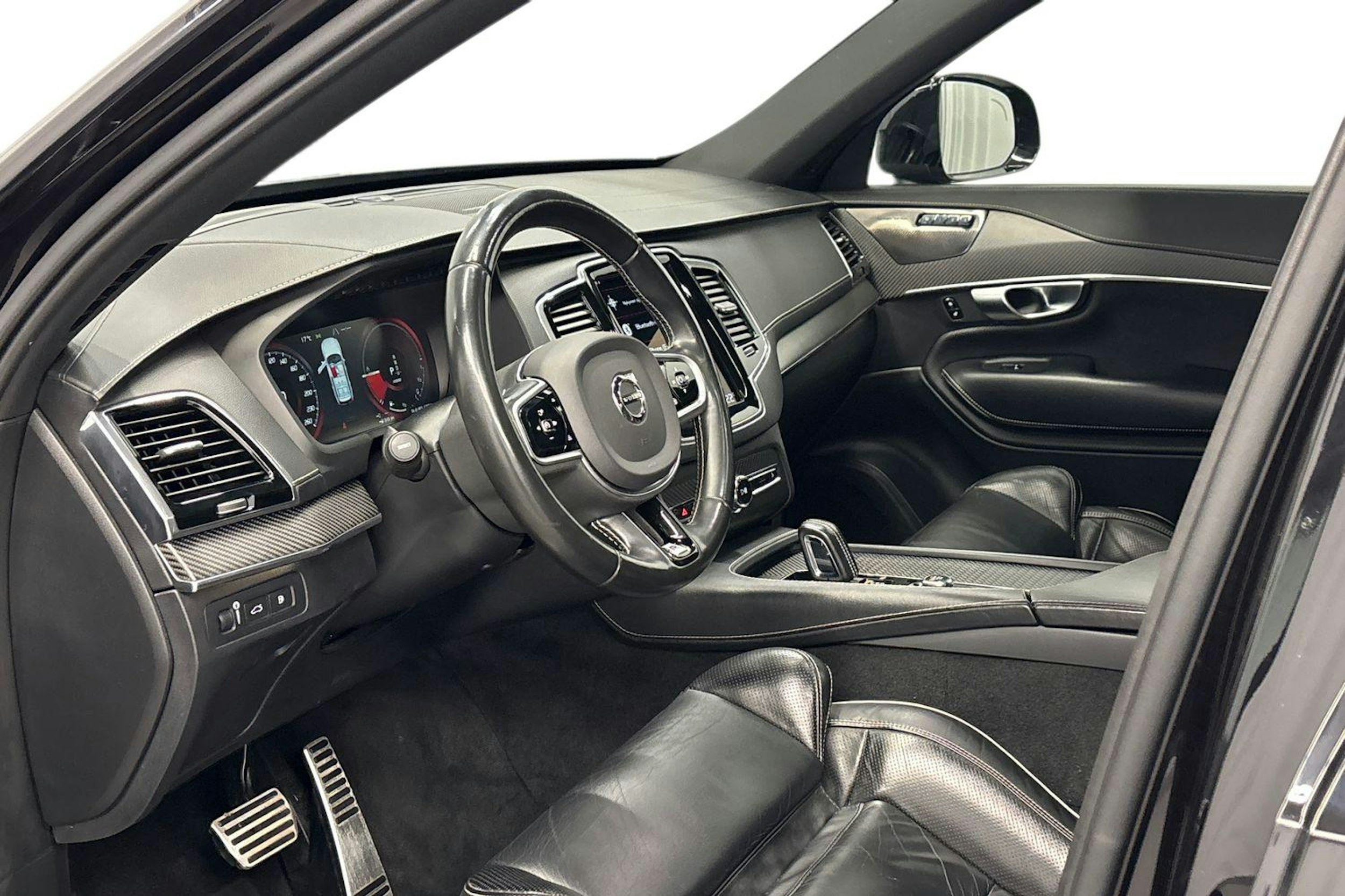 musta Volvo XC90 2020 kuva 7.