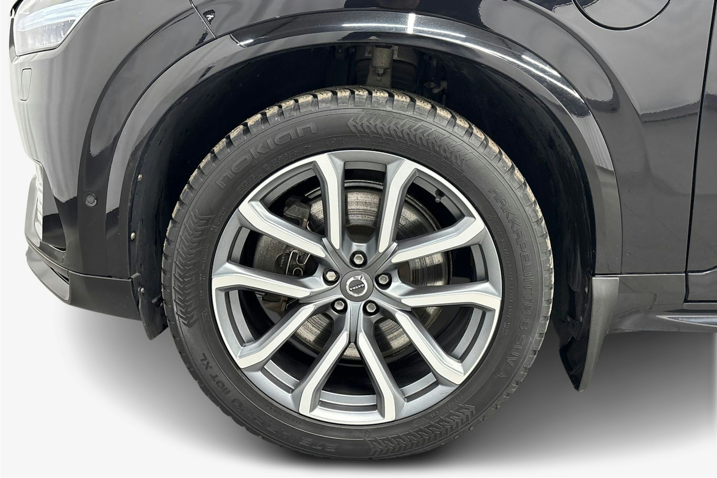 musta Volvo XC90 2020 kuva 11.