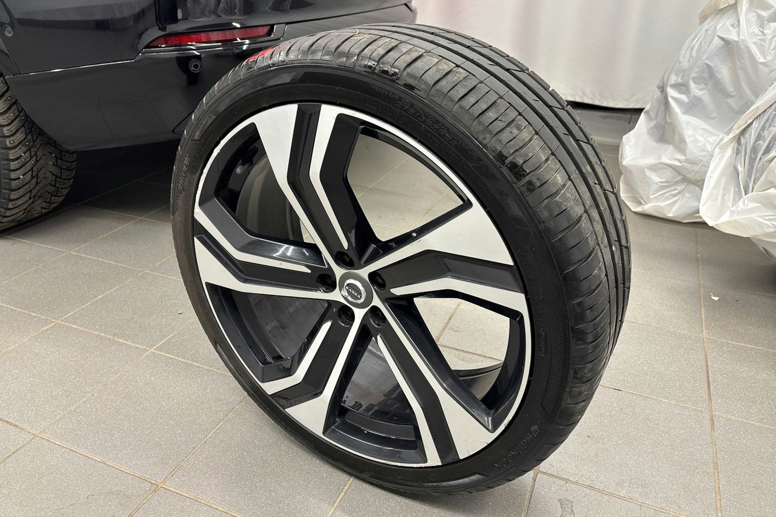 musta Volvo XC90 2020 kuva 13.