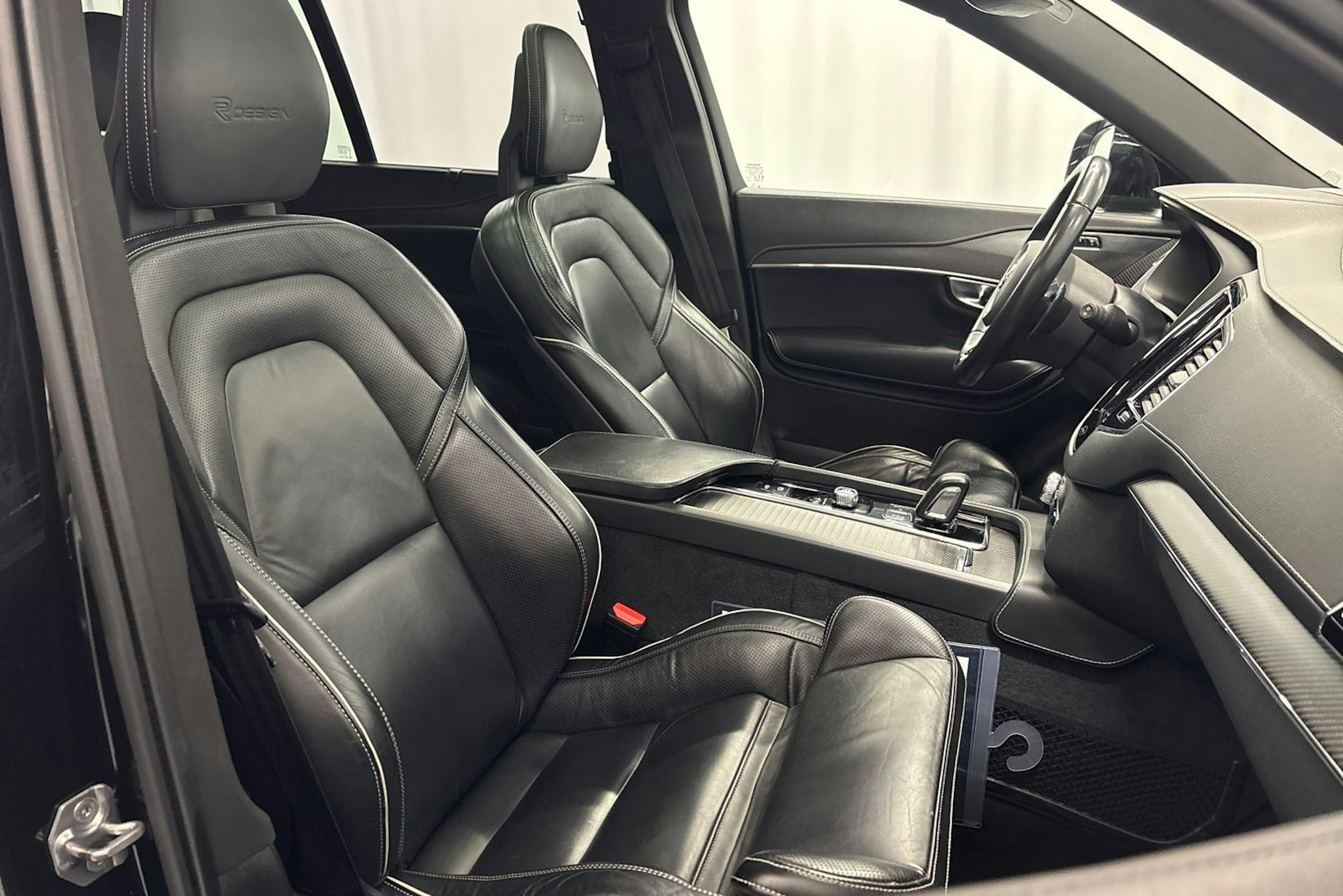 musta Volvo XC90 2020 kuva 14.