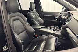 musta Volvo XC90 2020 kuva 14.