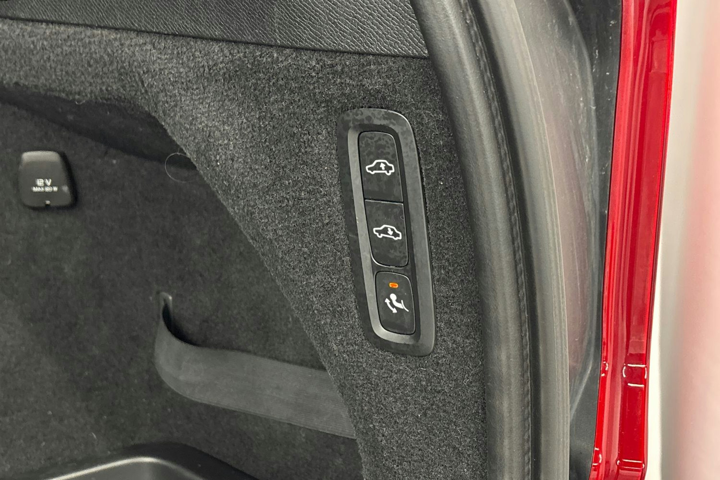 musta Volvo XC90 2020 kuva 17.