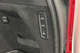 musta Volvo XC90 2020 kuva 17.