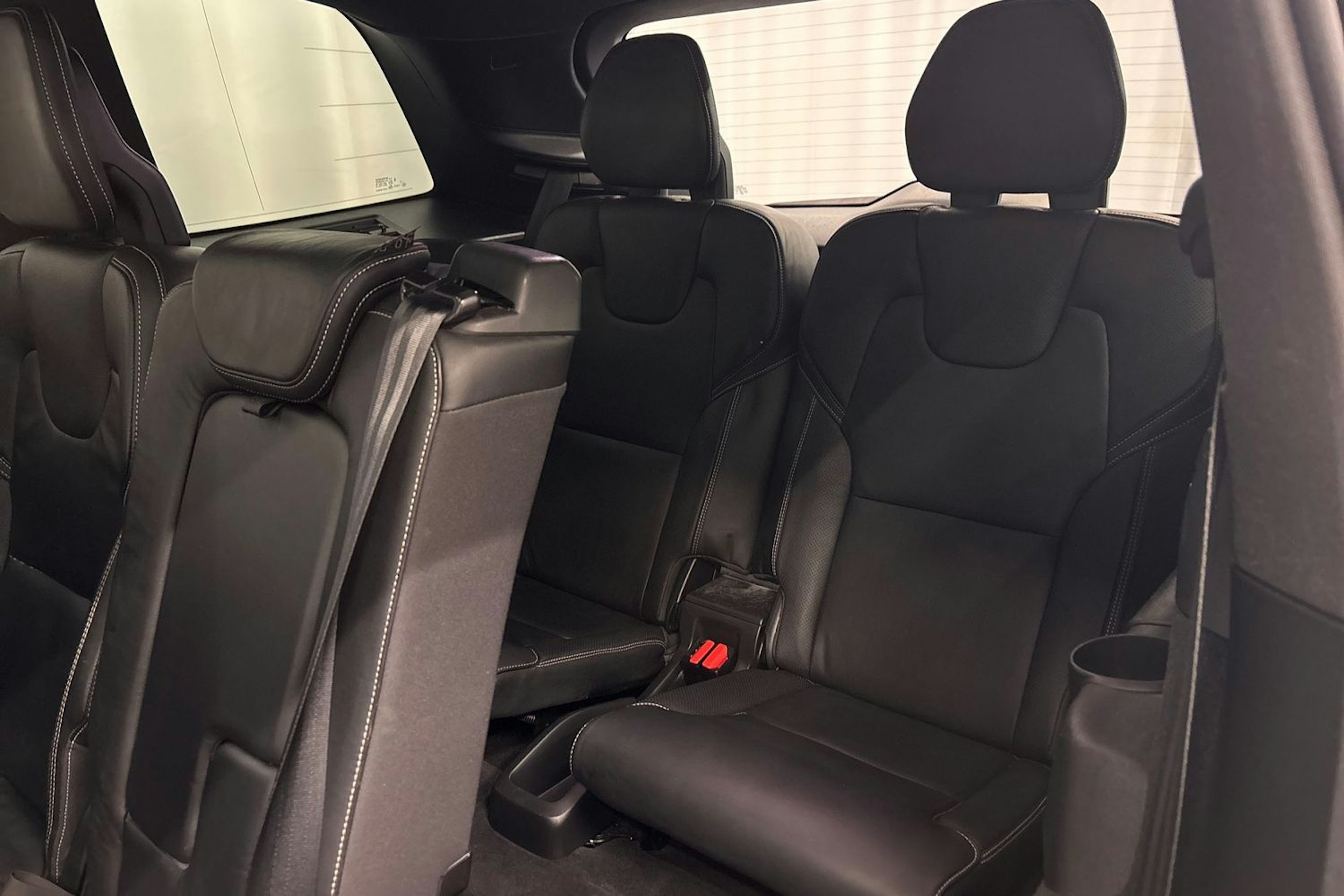 musta Volvo XC90 2020 kuva 18.