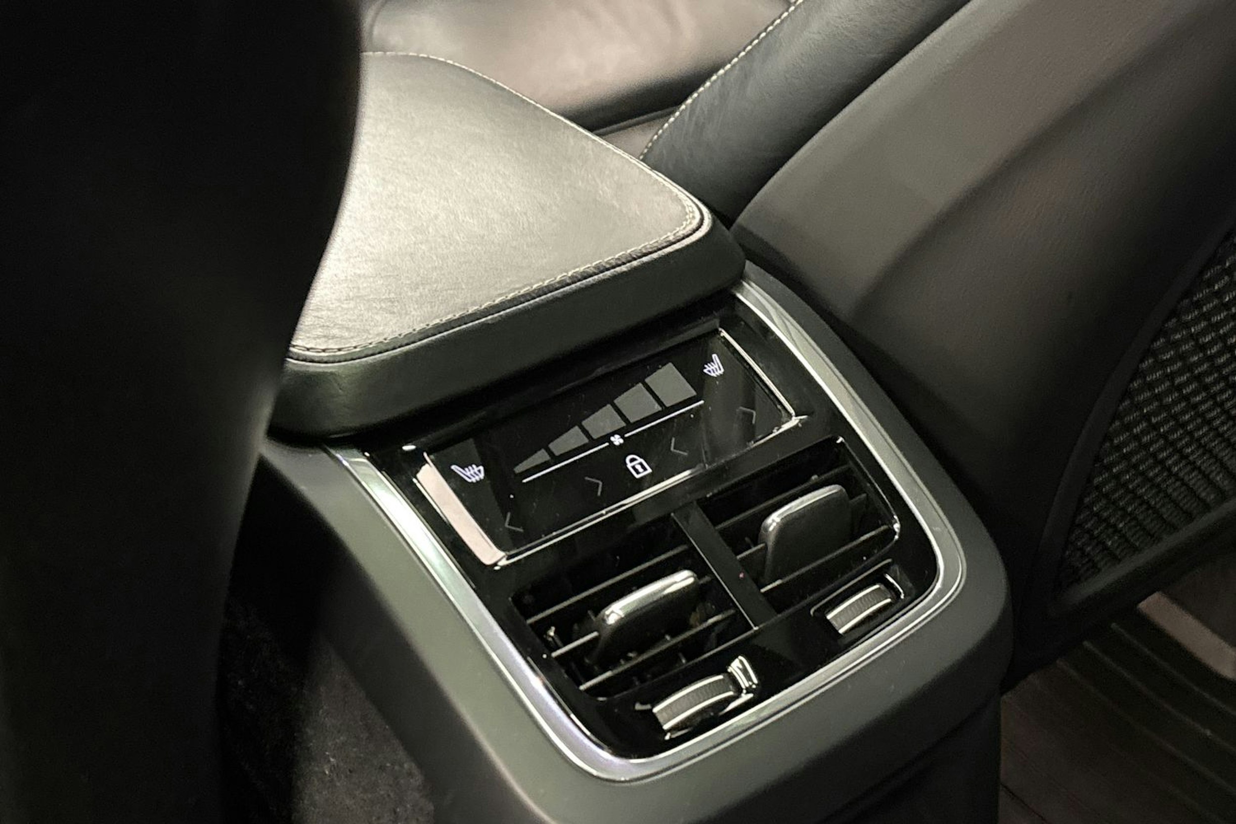 musta Volvo XC90 2020 kuva 19.