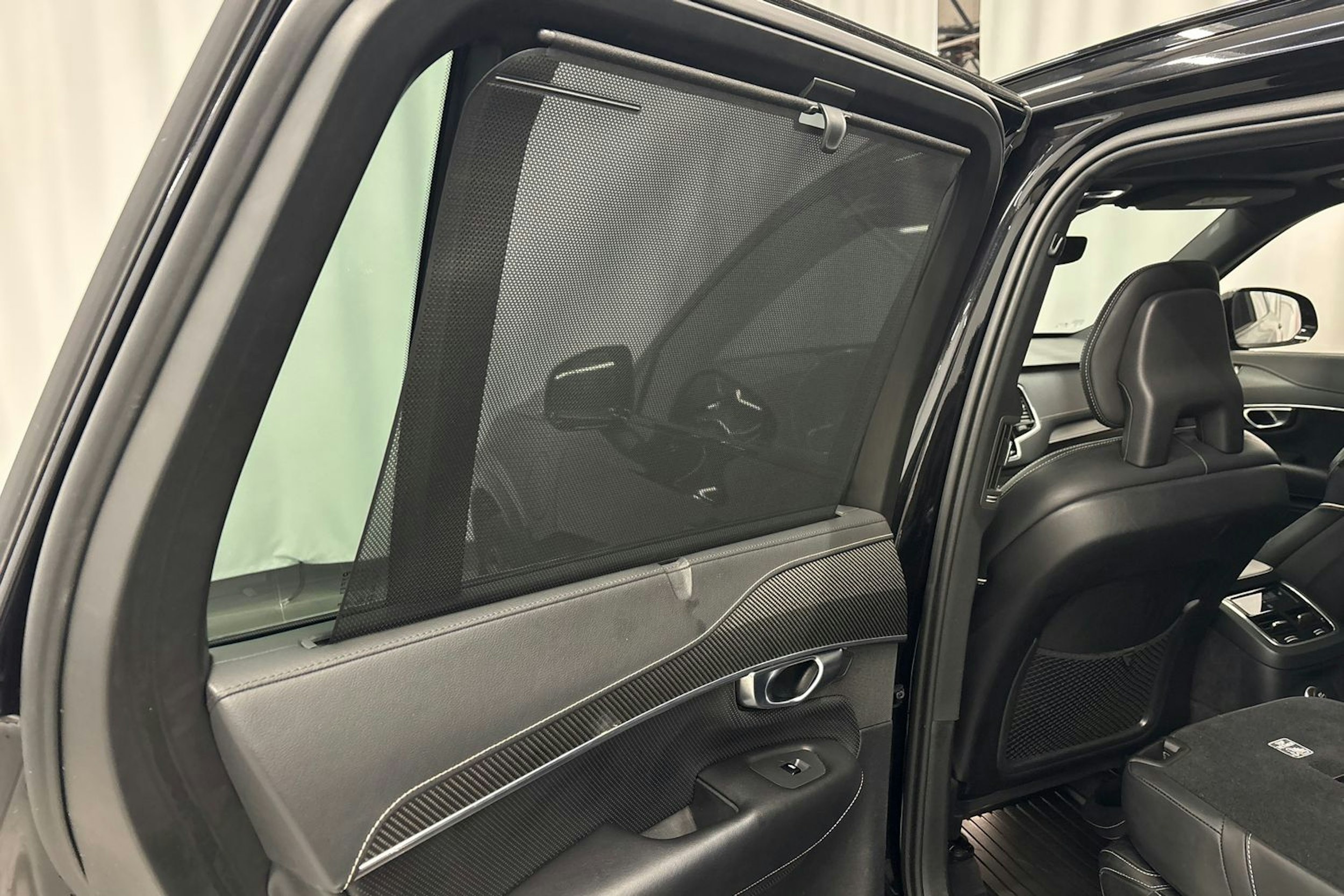 musta Volvo XC90 2020 kuva 20.