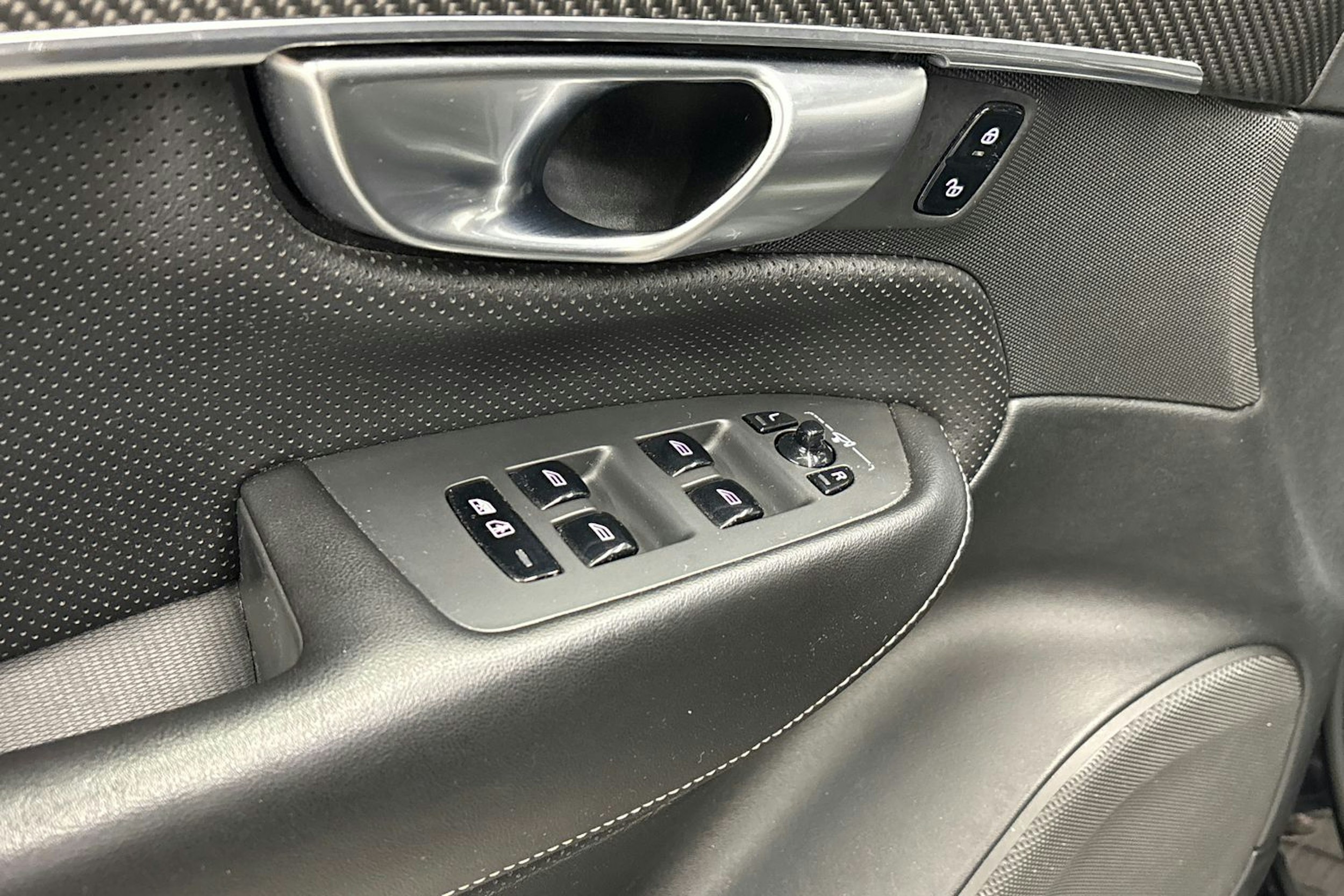 musta Volvo XC90 2020 kuva 21.