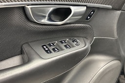 musta Volvo XC90 2020 kuva 21.