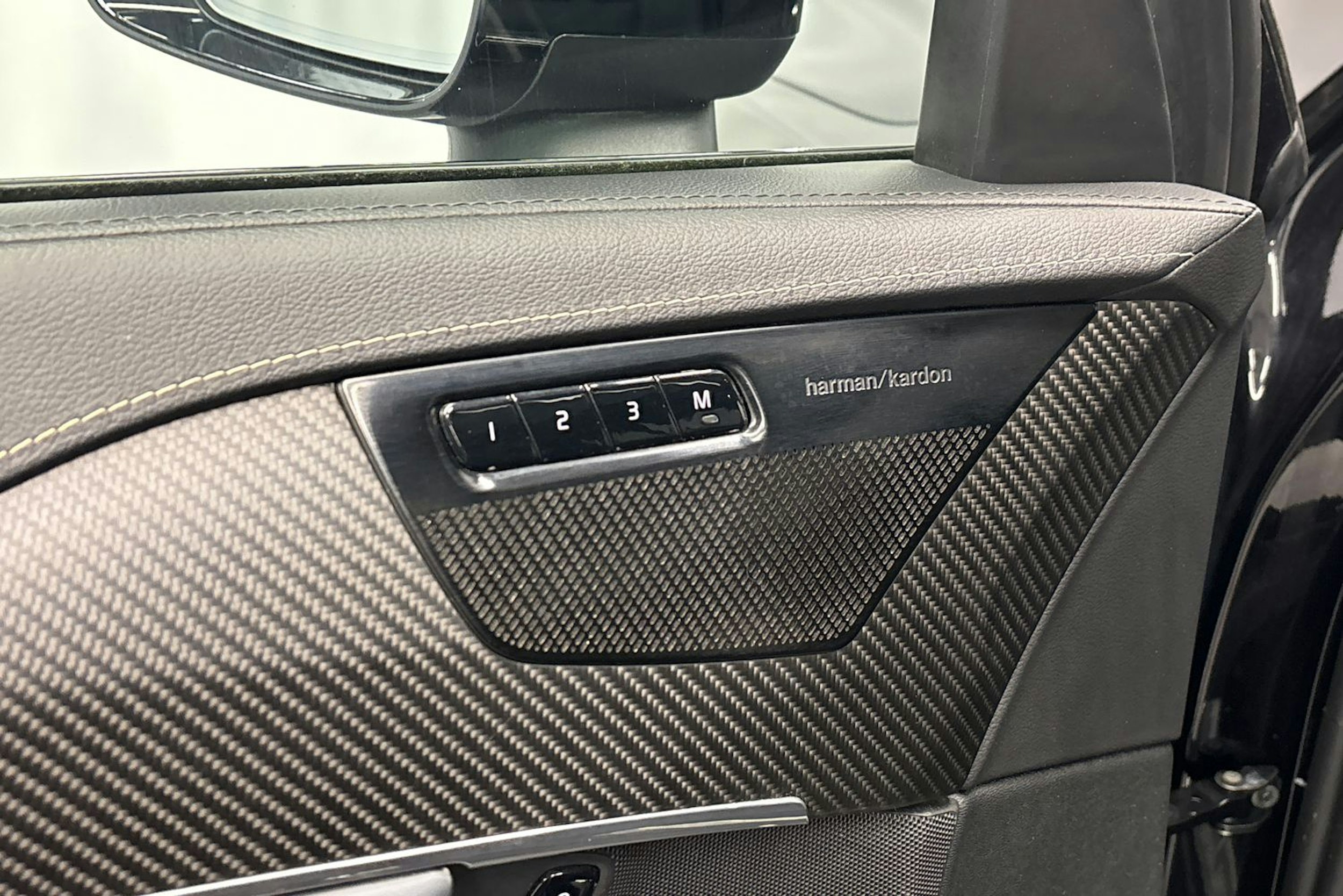 musta Volvo XC90 2020 kuva 22.