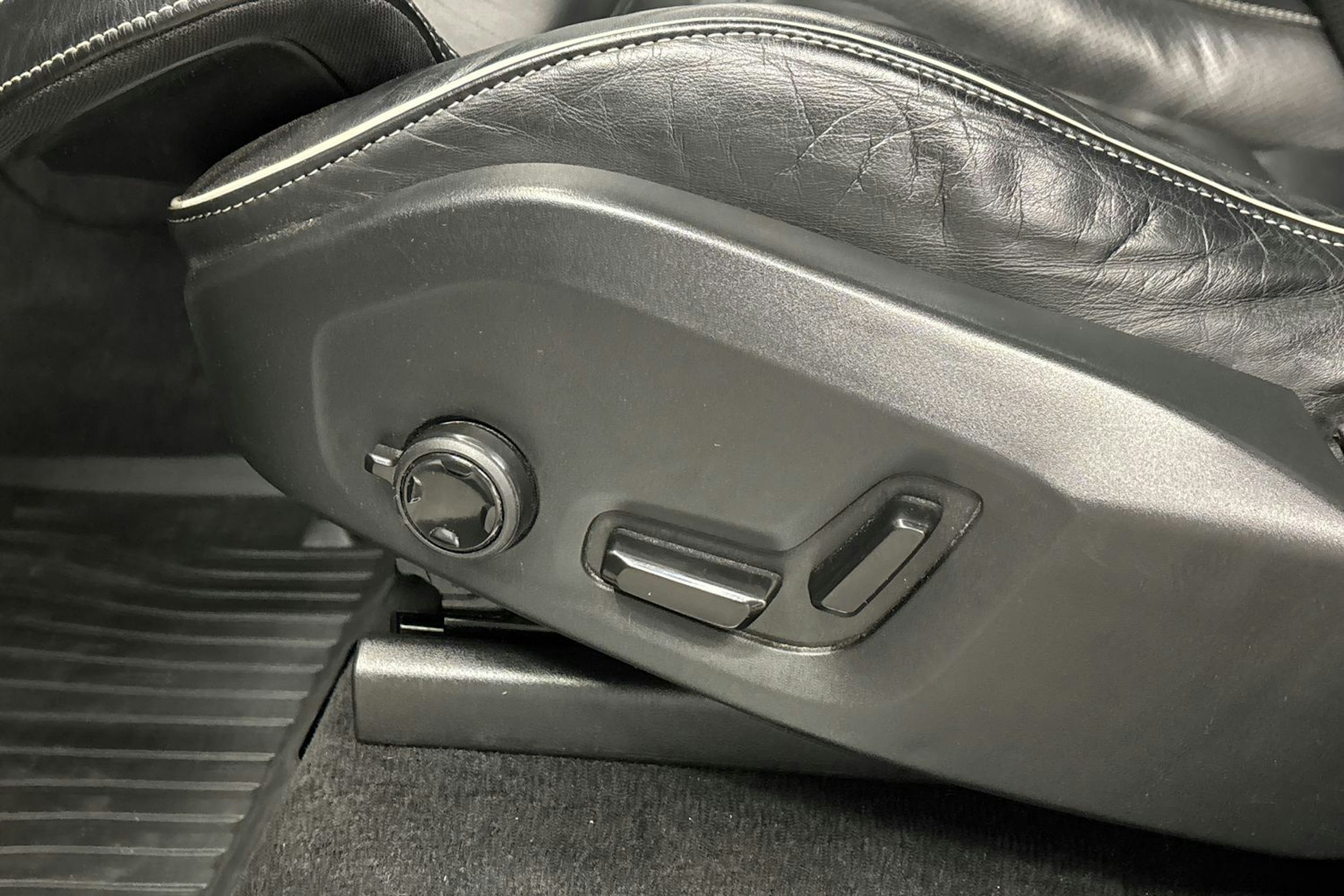 musta Volvo XC90 2020 kuva 23.