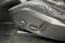 musta Volvo XC90 2020 kuva 23.