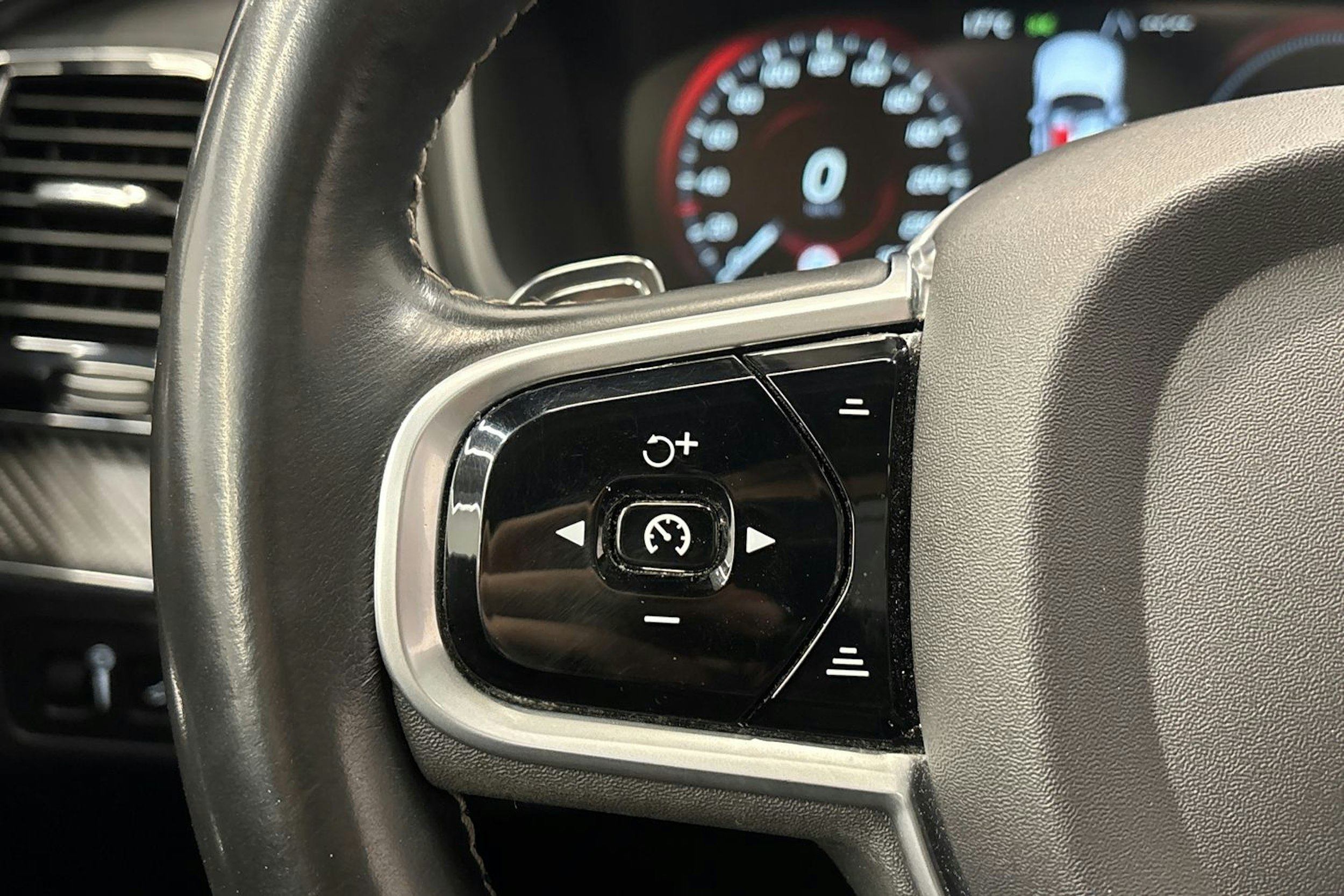 musta Volvo XC90 2020 kuva 24.