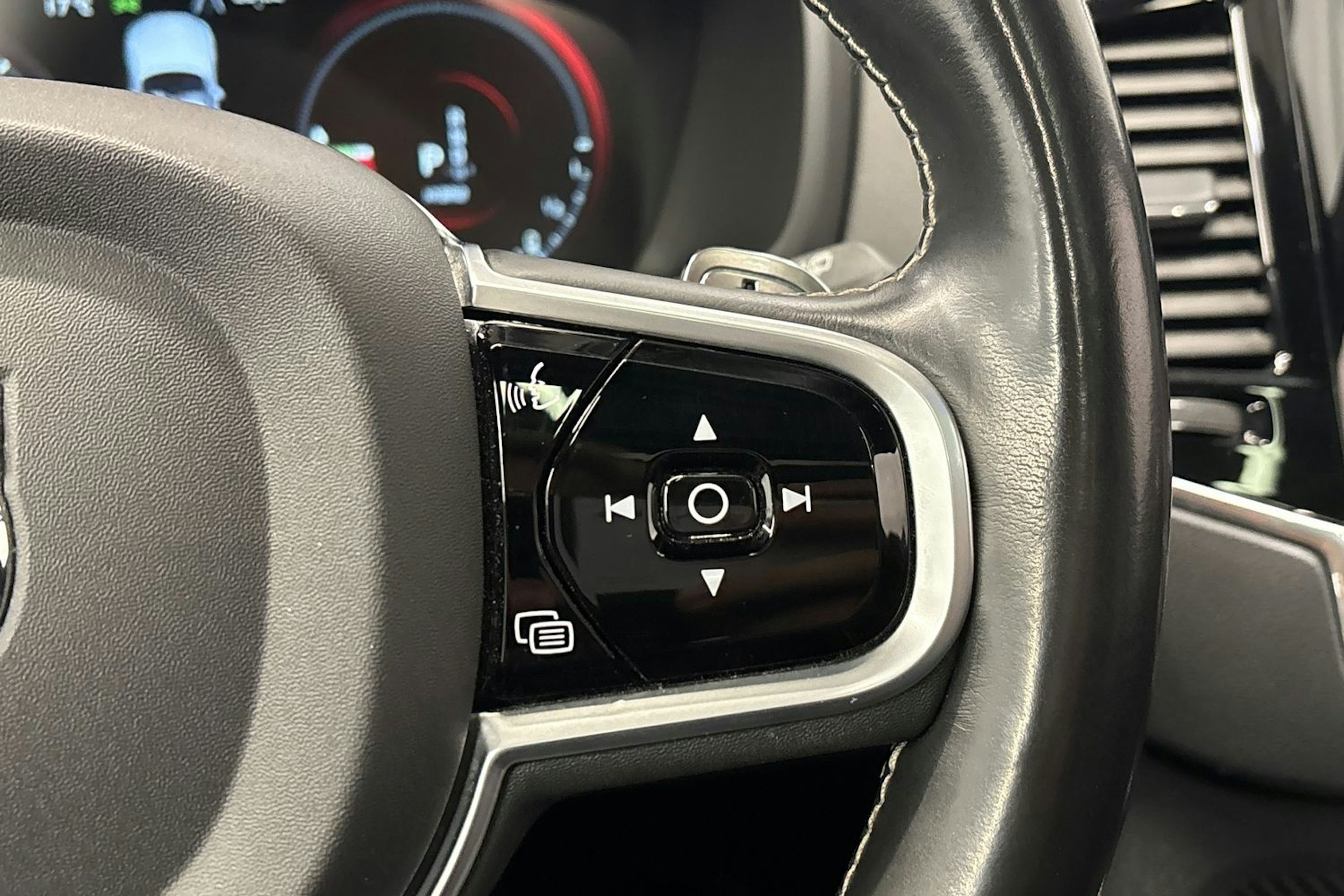 musta Volvo XC90 2020 kuva 25.